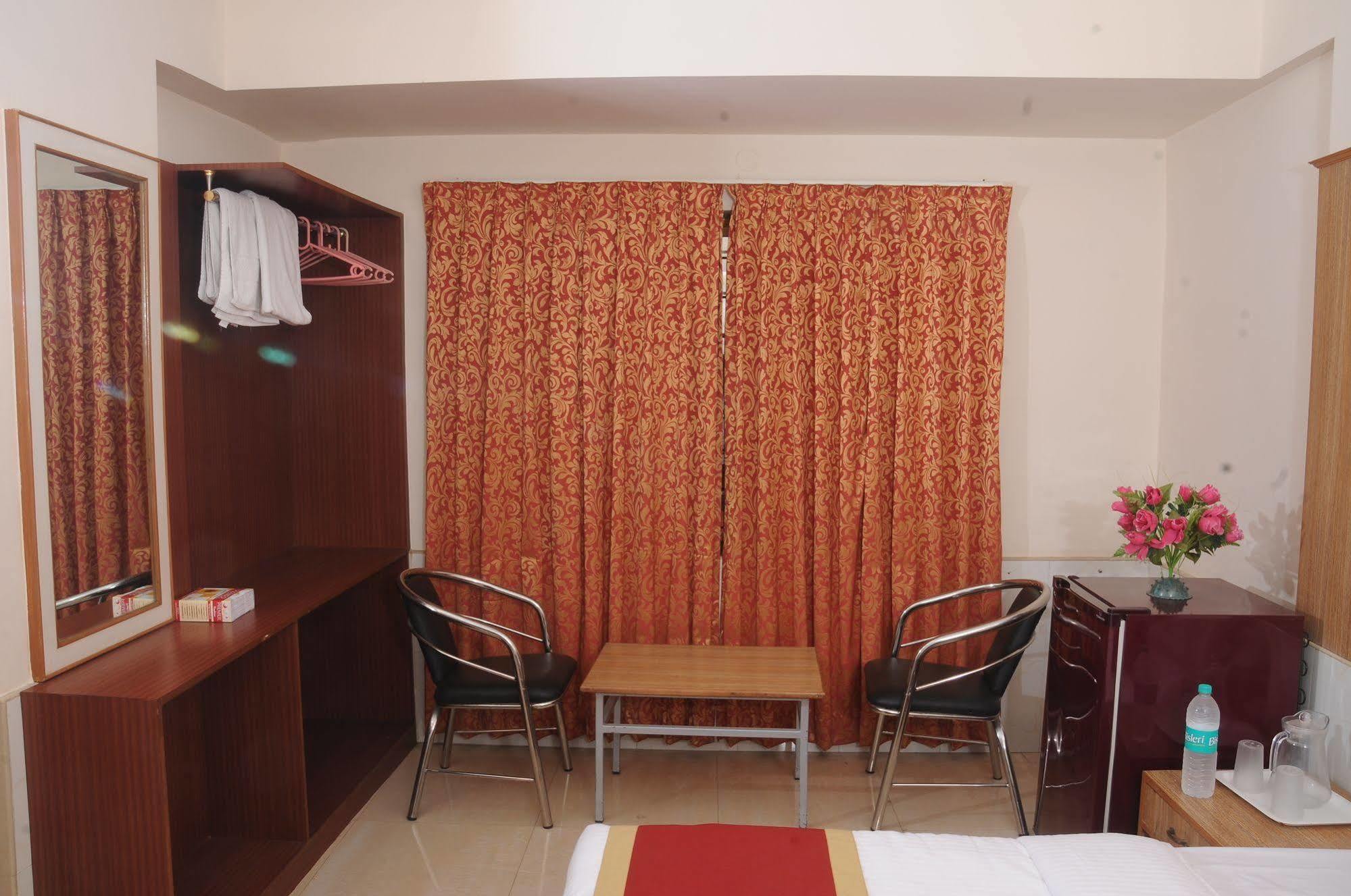 Hotel Oyo 9633 Srinidhi Residency