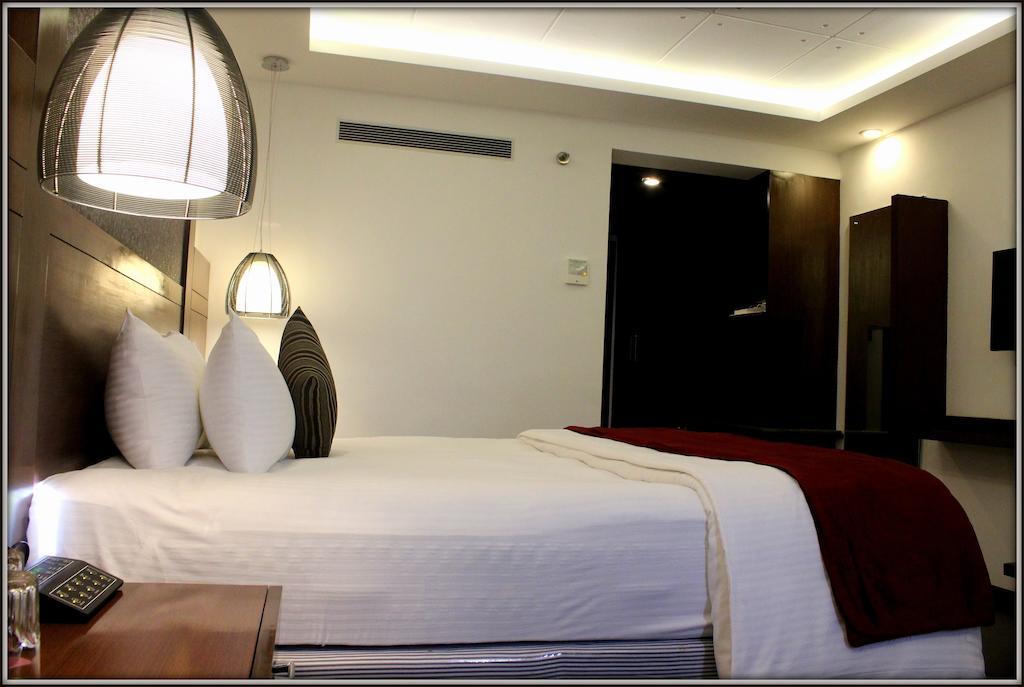 Hotel The Cunningham Bangalore
