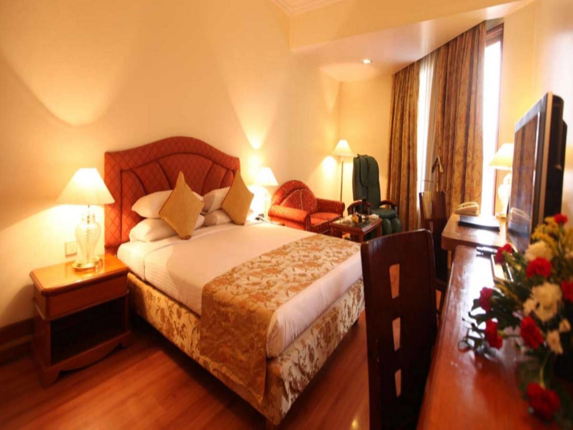 Hotel The Capitol 4*