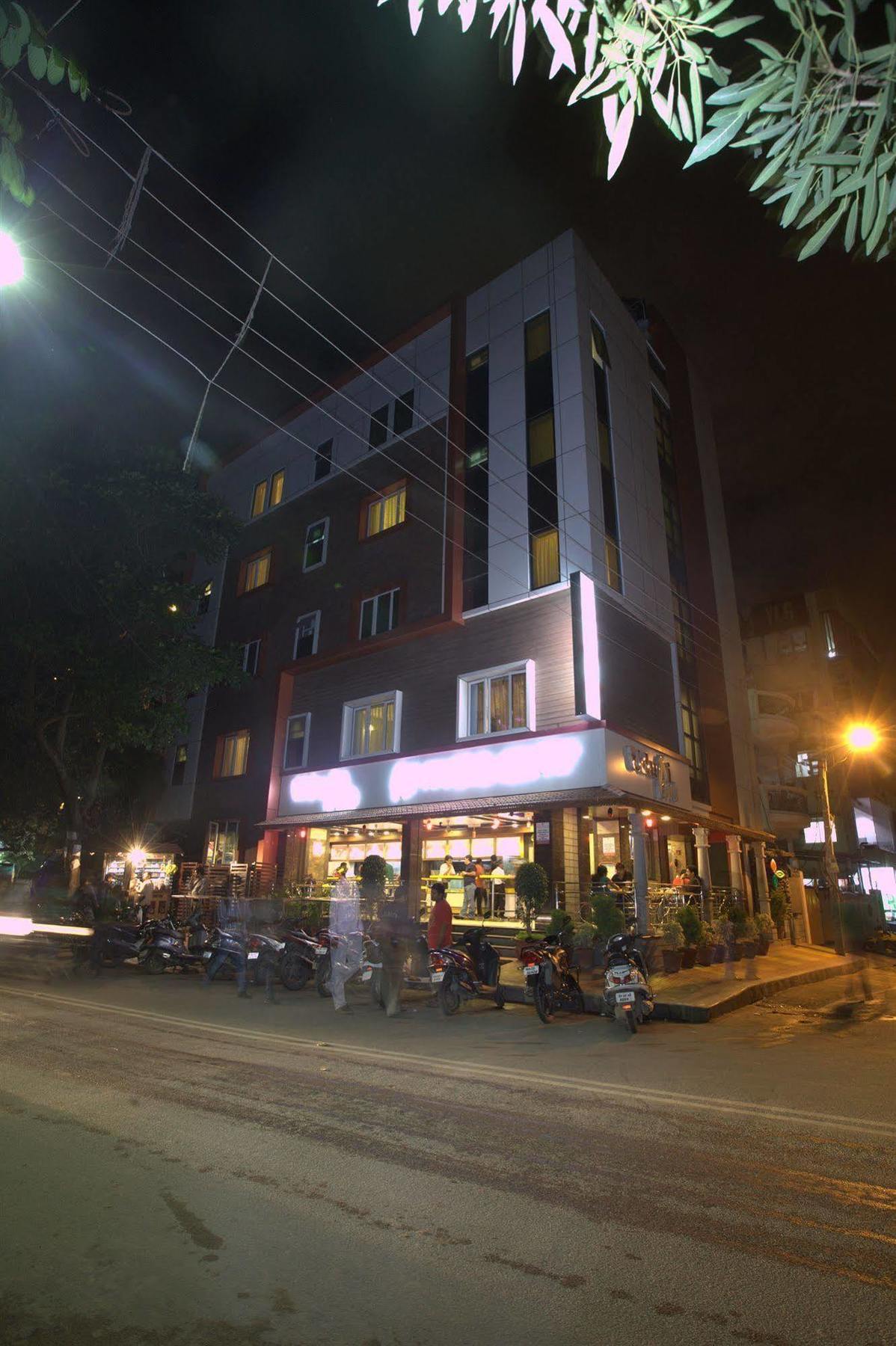Royal Shades Hotel *
