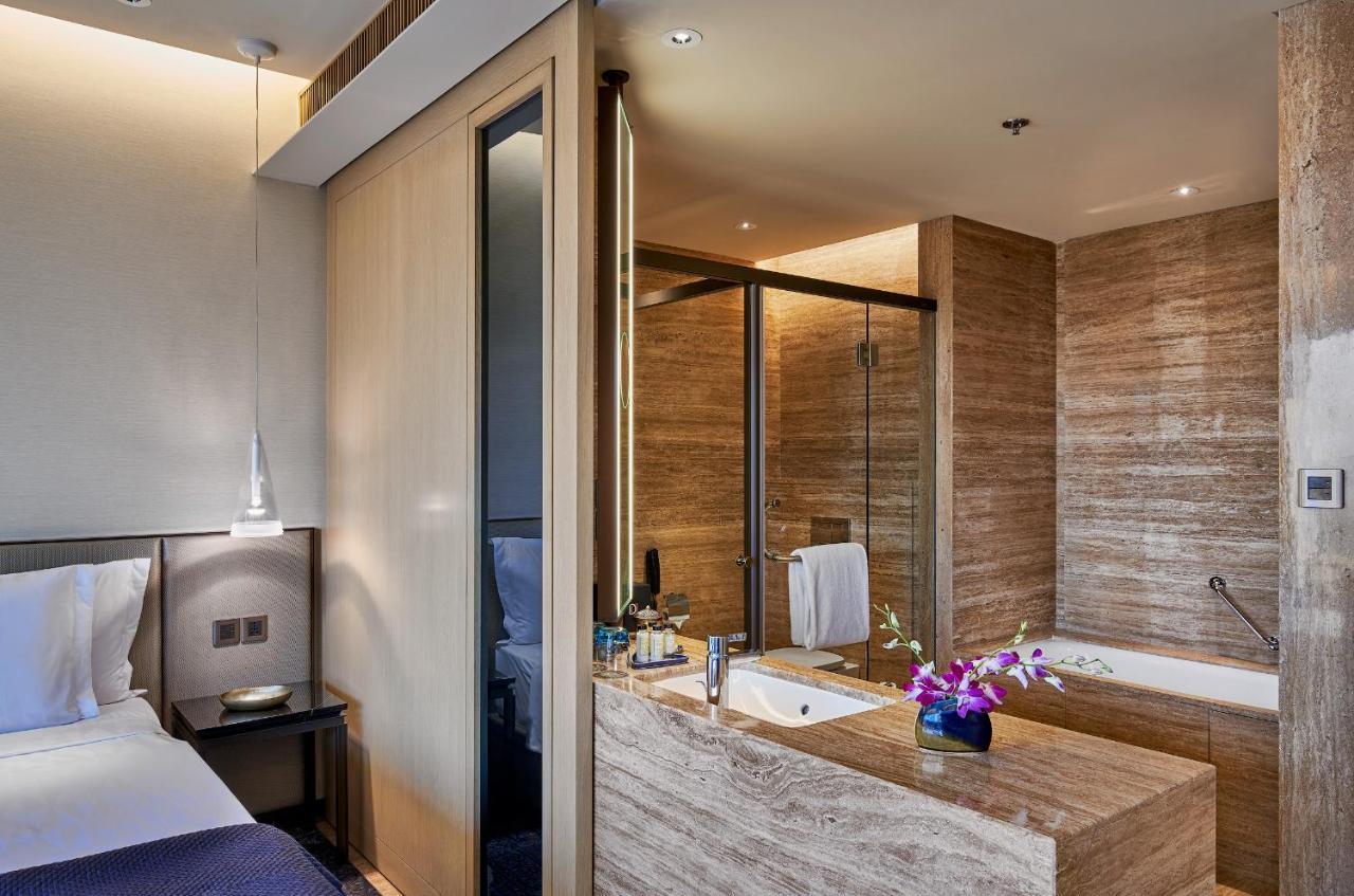 The Den, Hotel 5*
