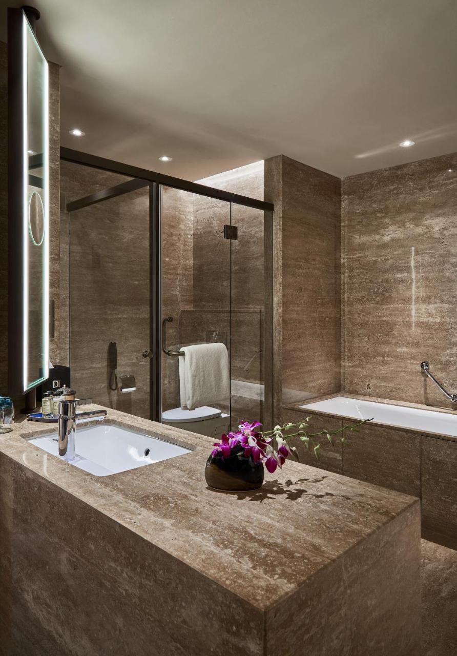 The Den, Hotel 5*