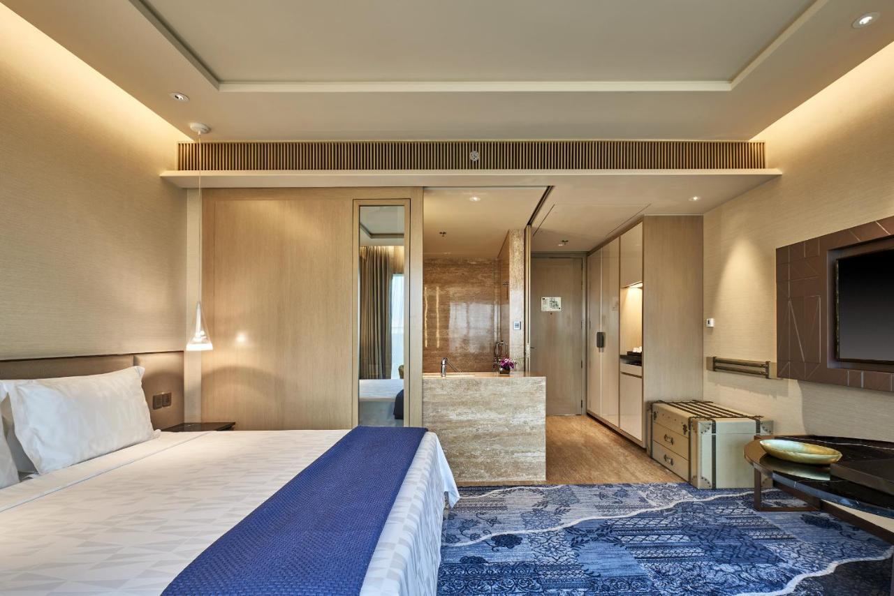 The Den, Hotel 5*