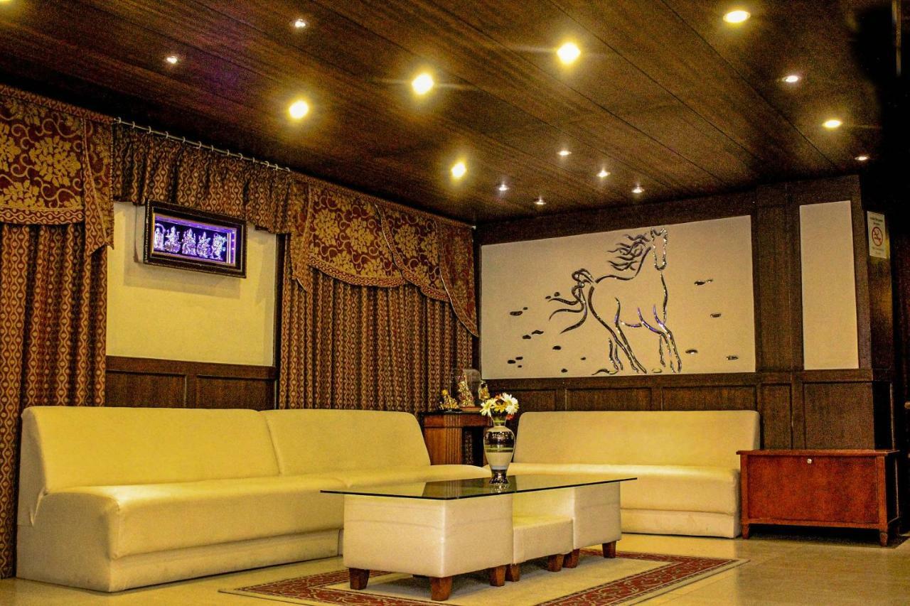 Hotel Oyo 316 Brigade Royale 3*