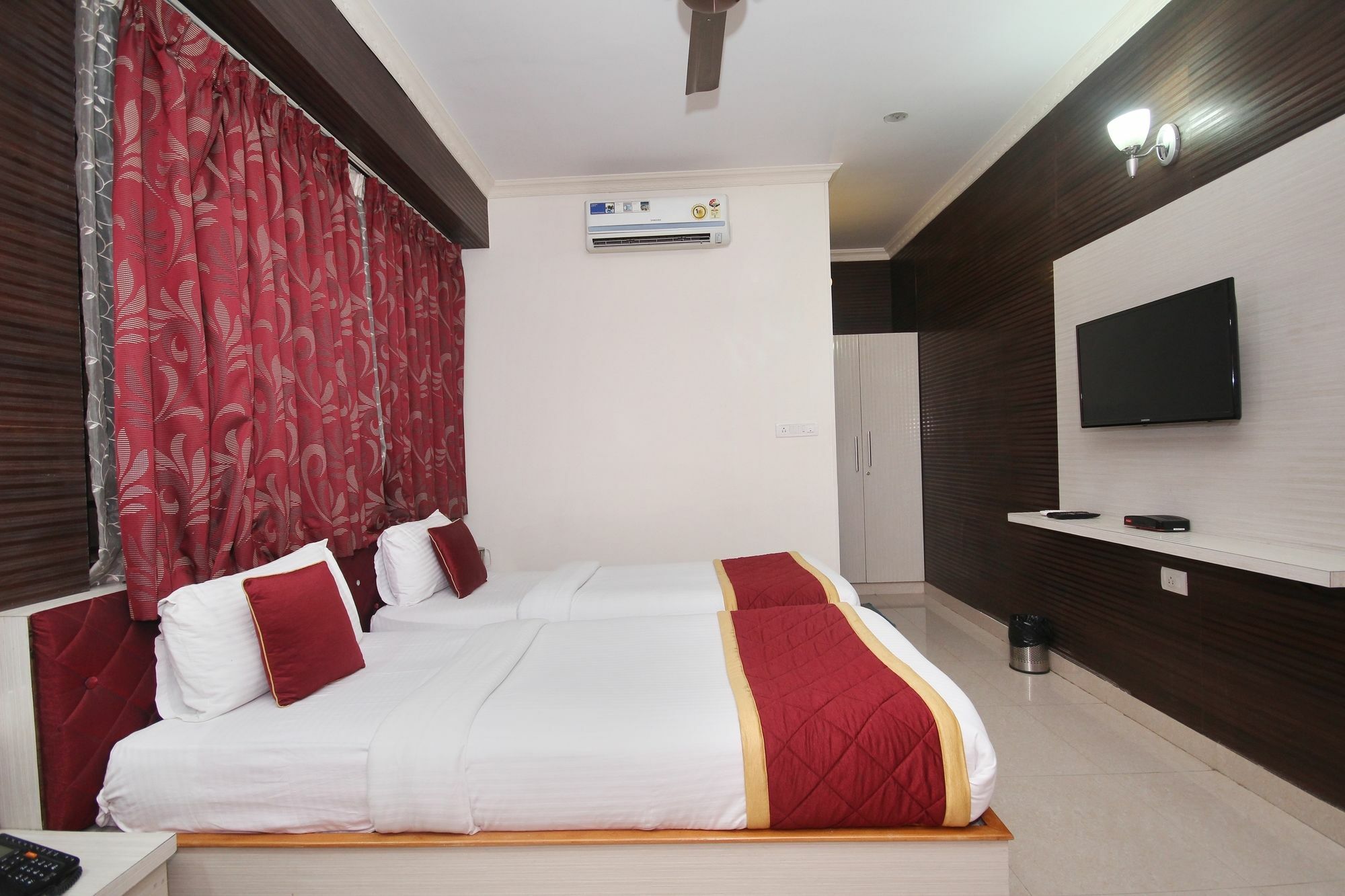 Oyo 437 Vastav Comforts Hotel