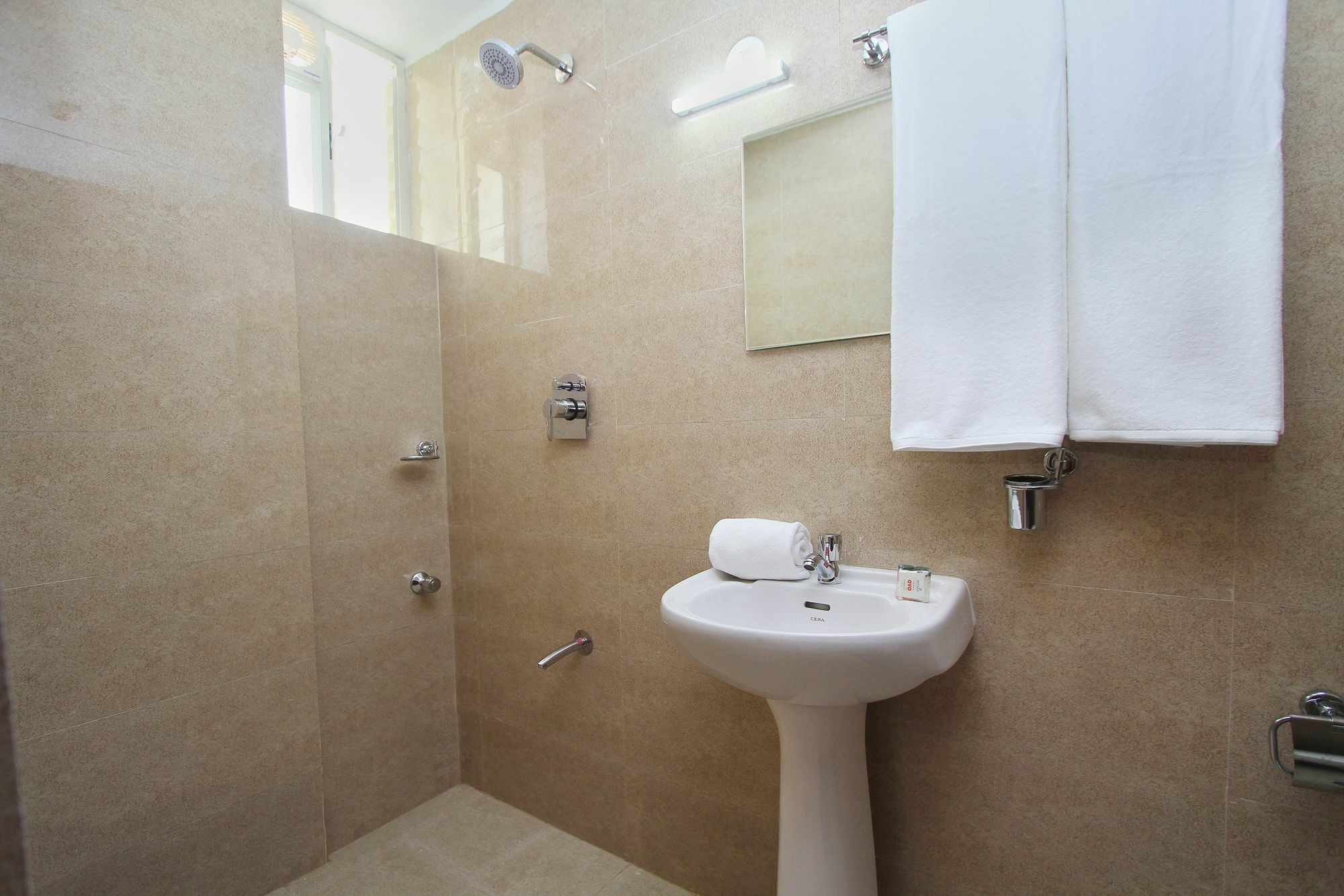 Hotel Capital O 9917 Sjr And Comforts 3*