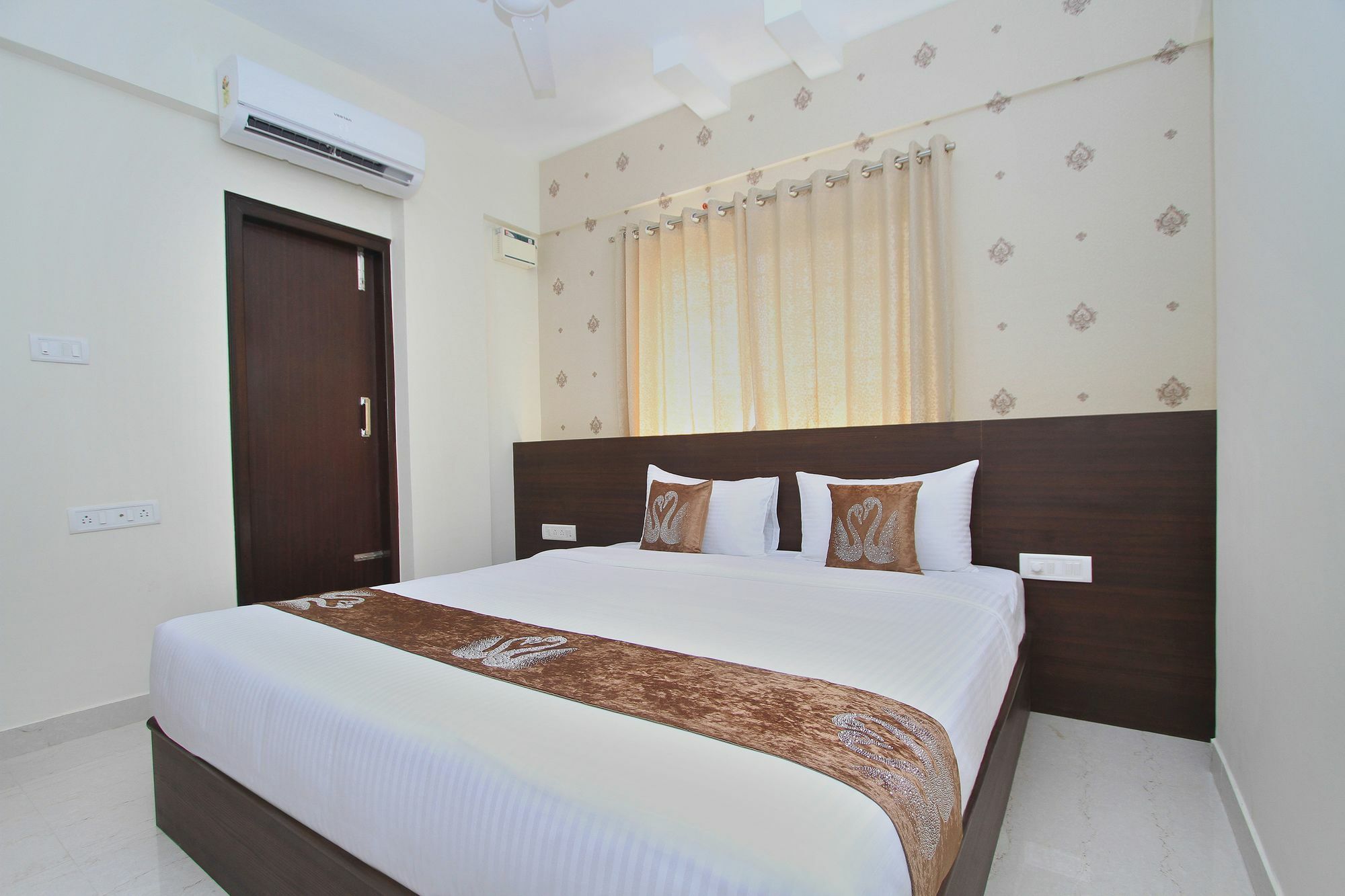 Capital O 9917 Sjr And Comforts Hotel