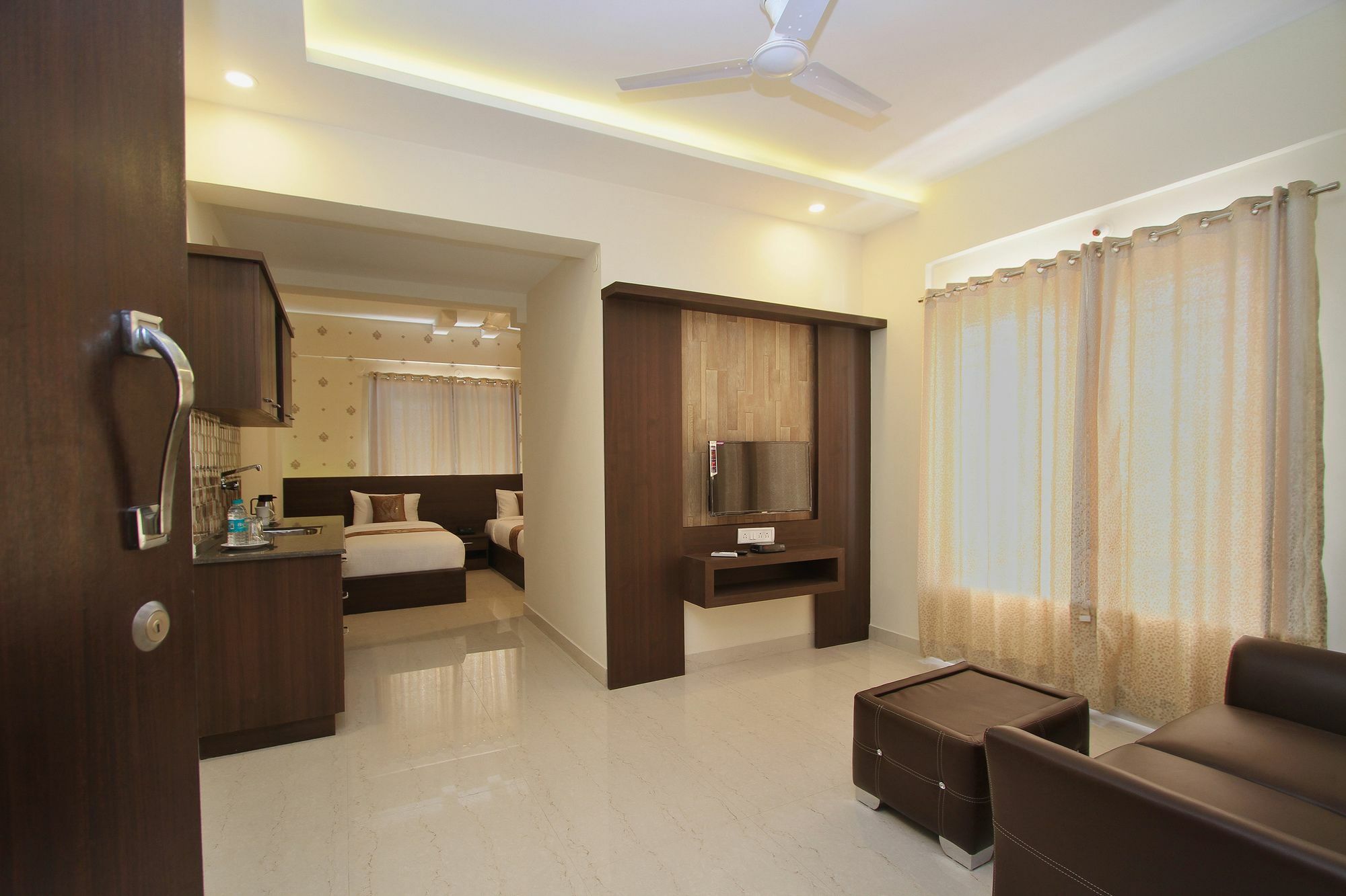 Hotel Capital O 9917 Sjr And Comforts 3*