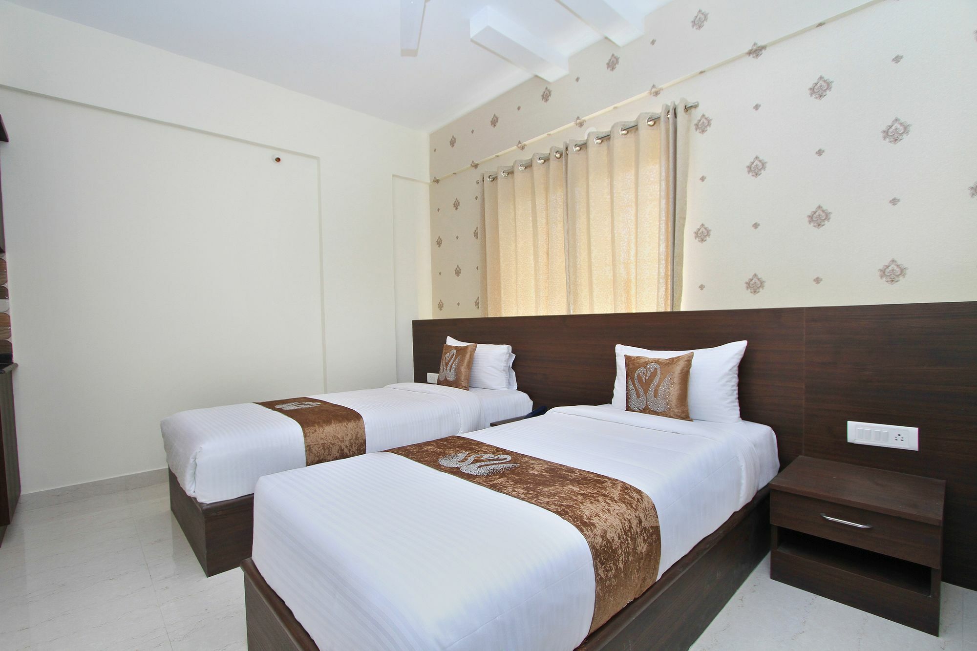 Capital O 9917 Sjr And Comforts Hotel 3*