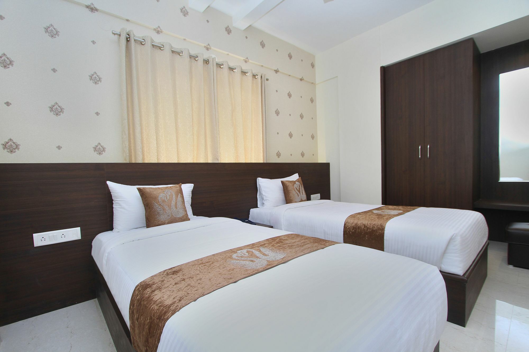 Hotel Capital O 9917 Sjr And Comforts