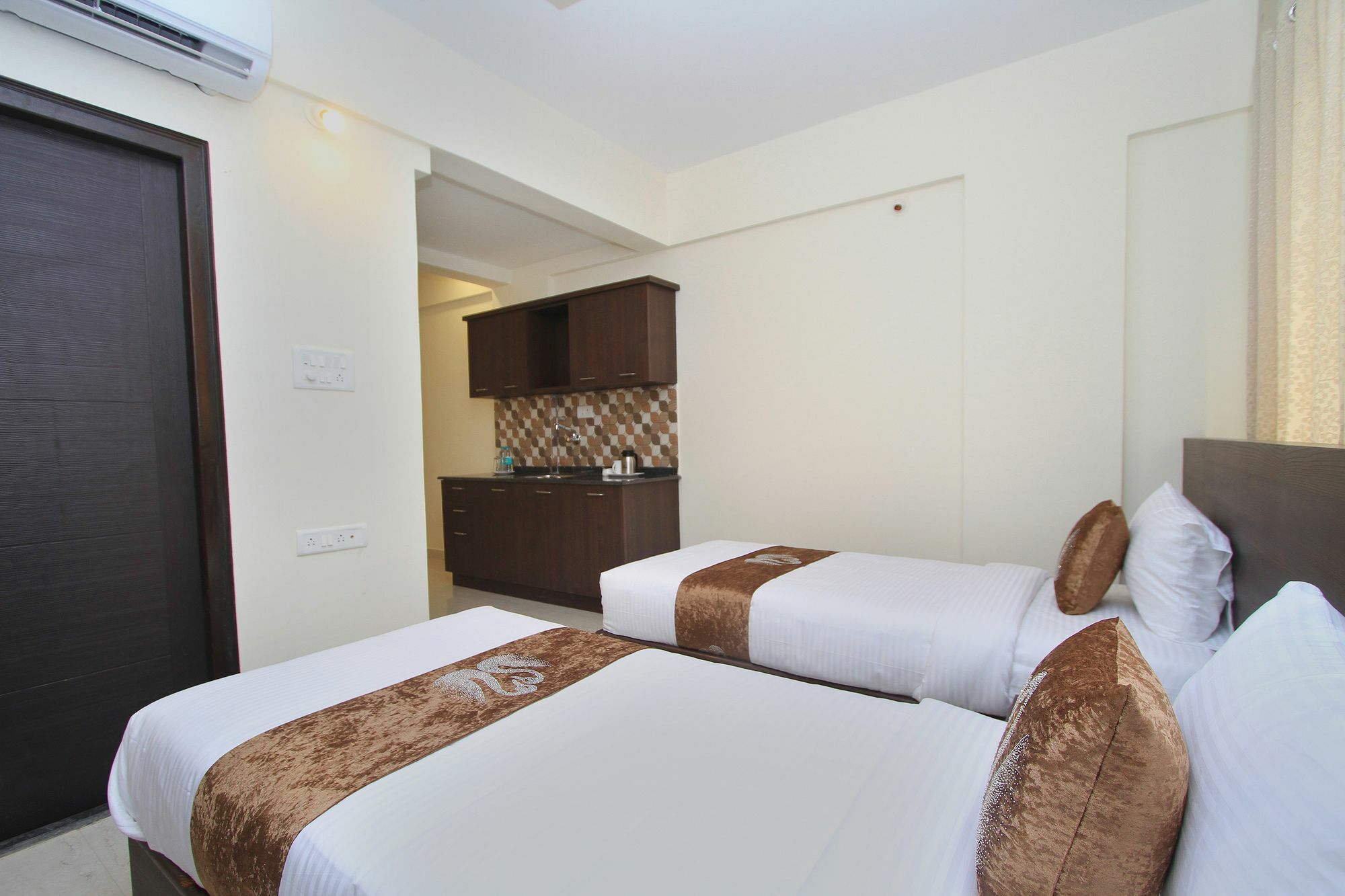Capital O 9917 Sjr And Comforts Bangalore