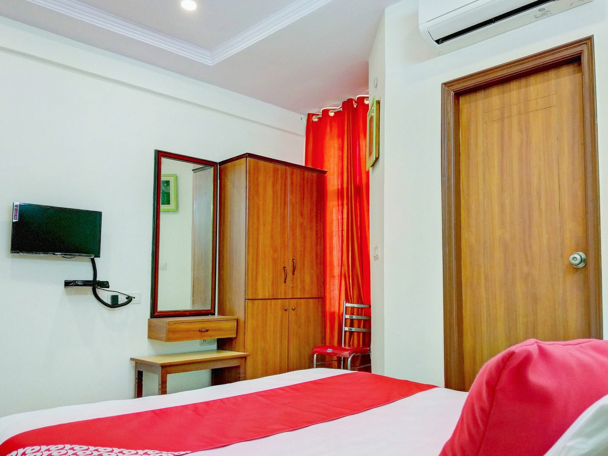 Oyo 12083 Champion Hotel