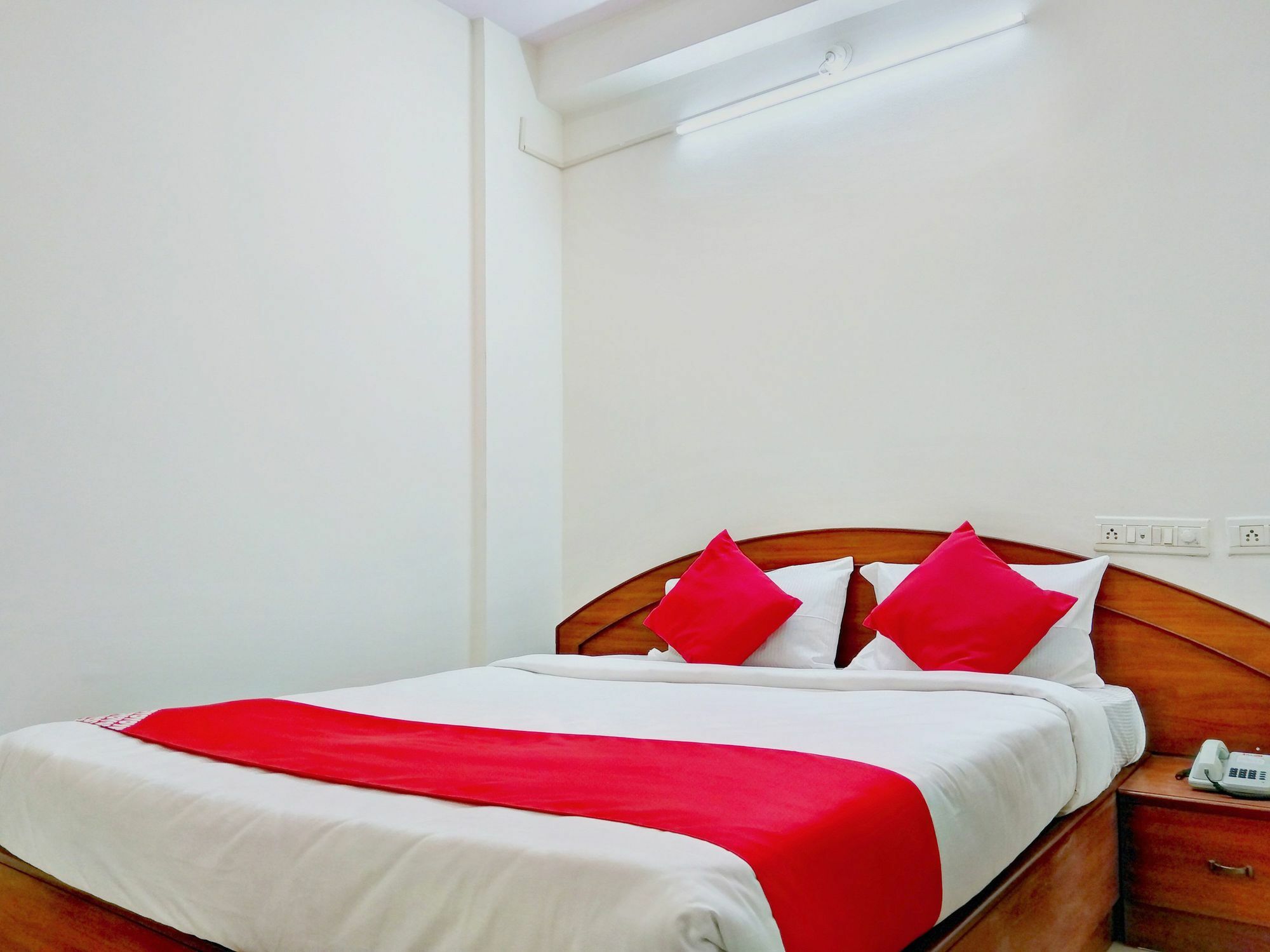 Oyo 12083 Champion Hotel