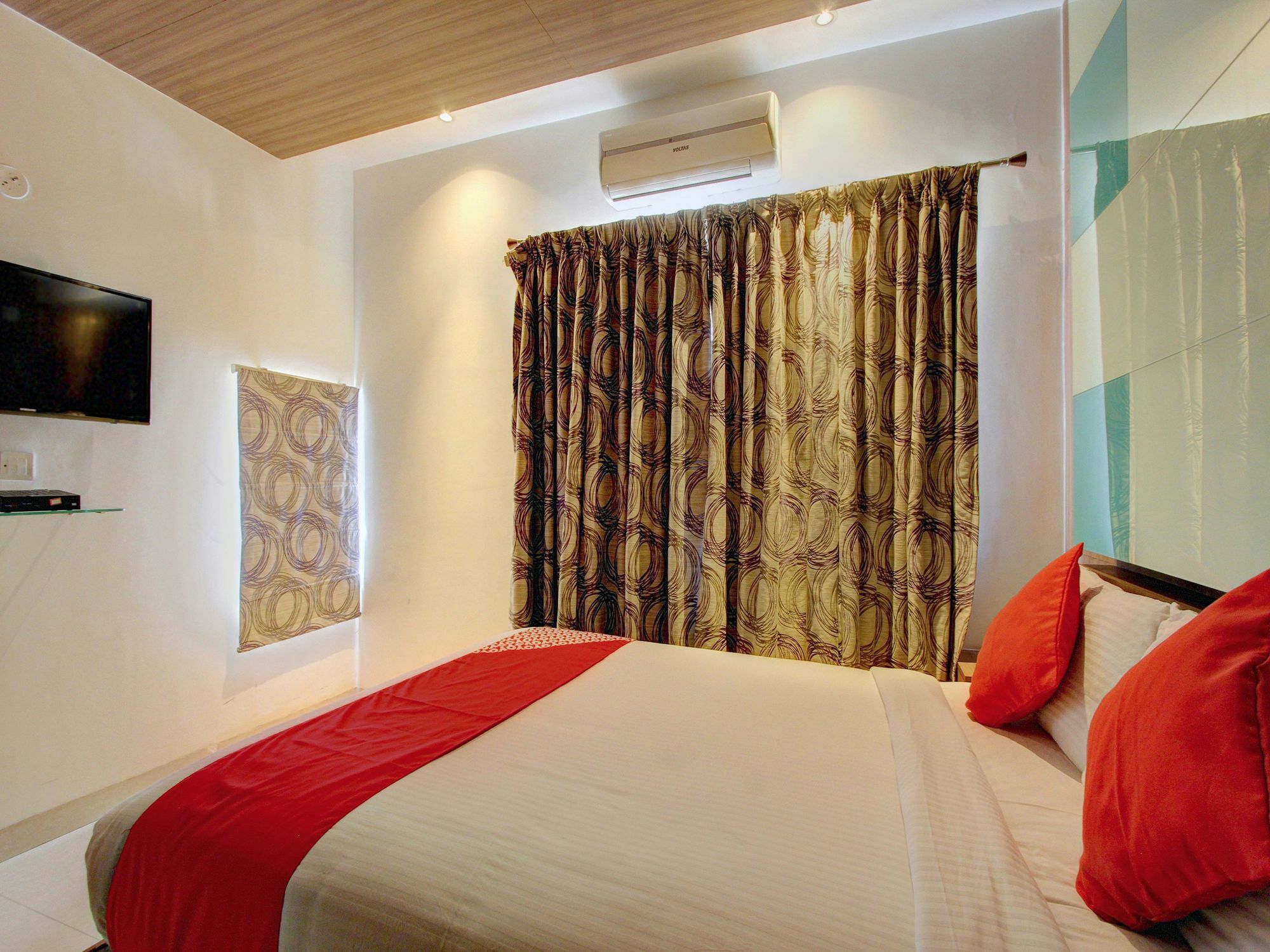 Oyo 14796 Hiland Hotel 2*