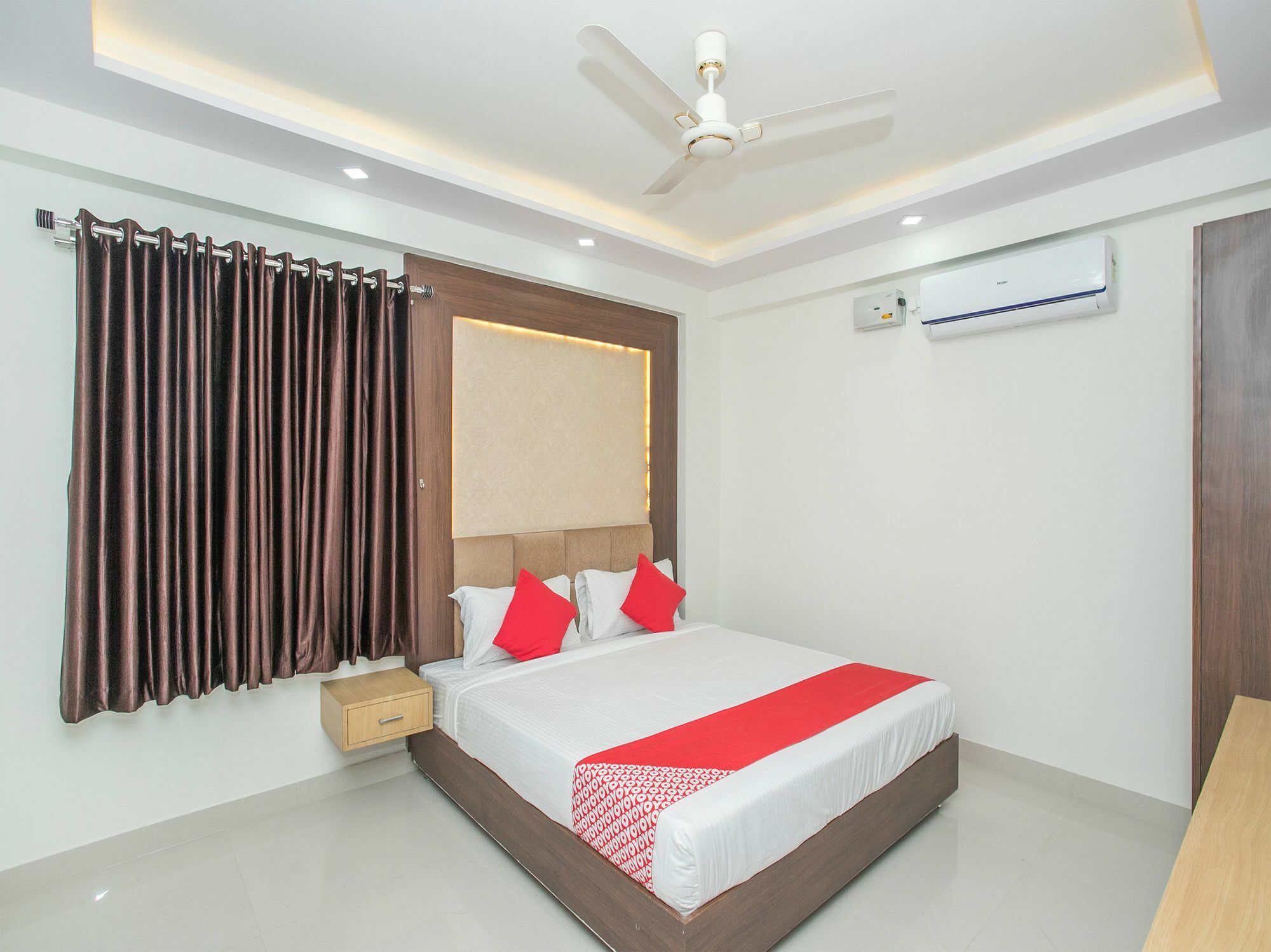 Oyo 12544 Varcity Twin Towers Hotel