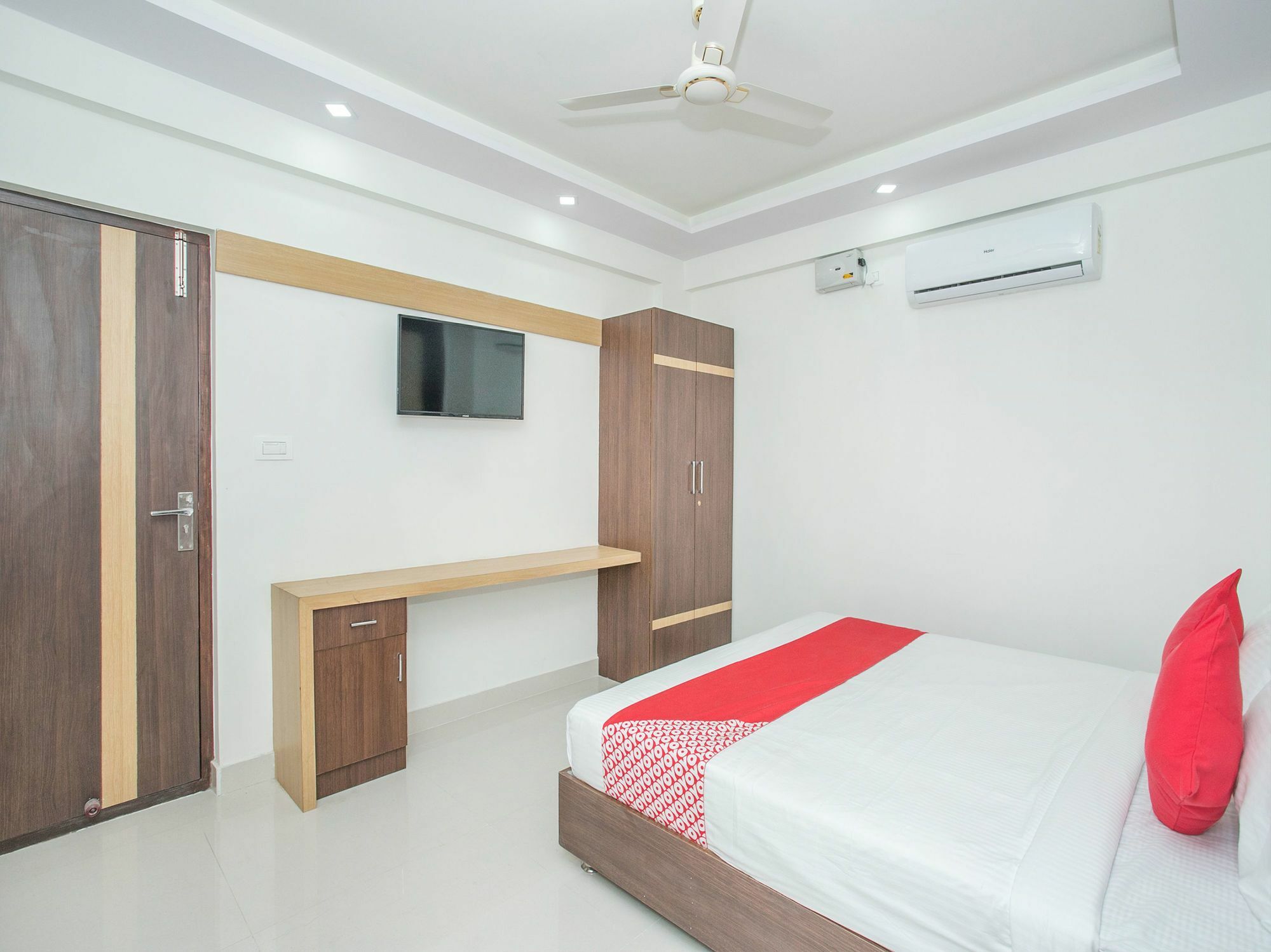 Oyo 12544 Varcity Twin Towers Hotel 3*