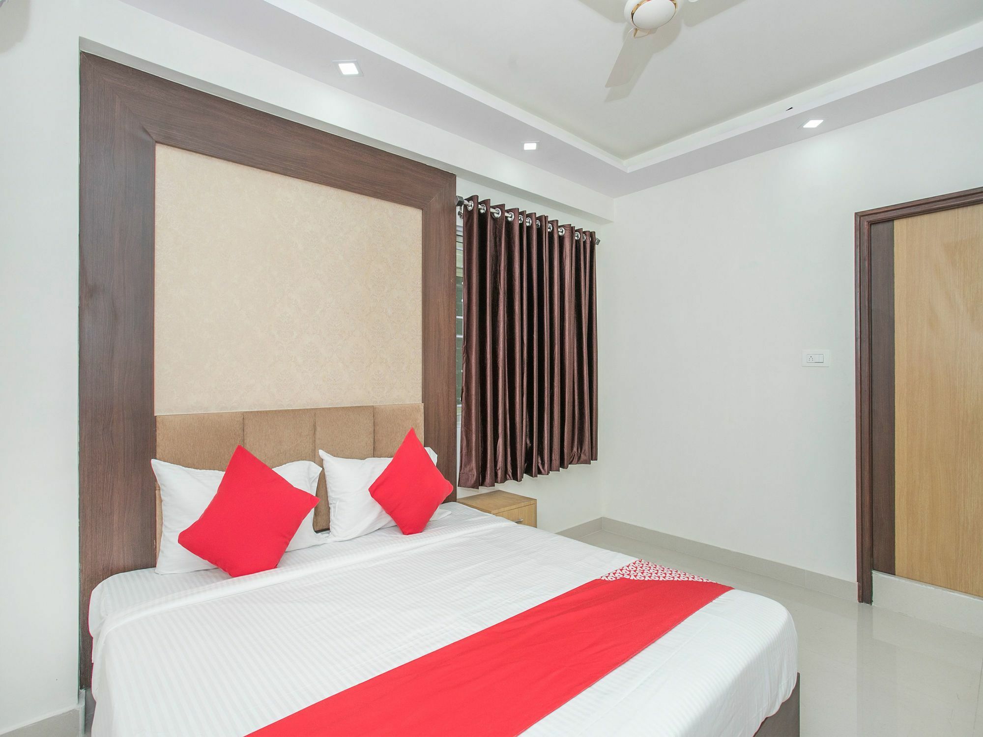 Hotel Oyo 12544 Varcity Twin Towers 3*