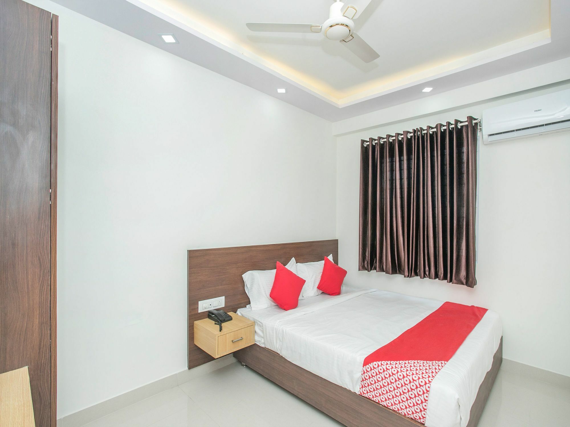 Oyo 12544 Varcity Twin Towers Hotel 3*