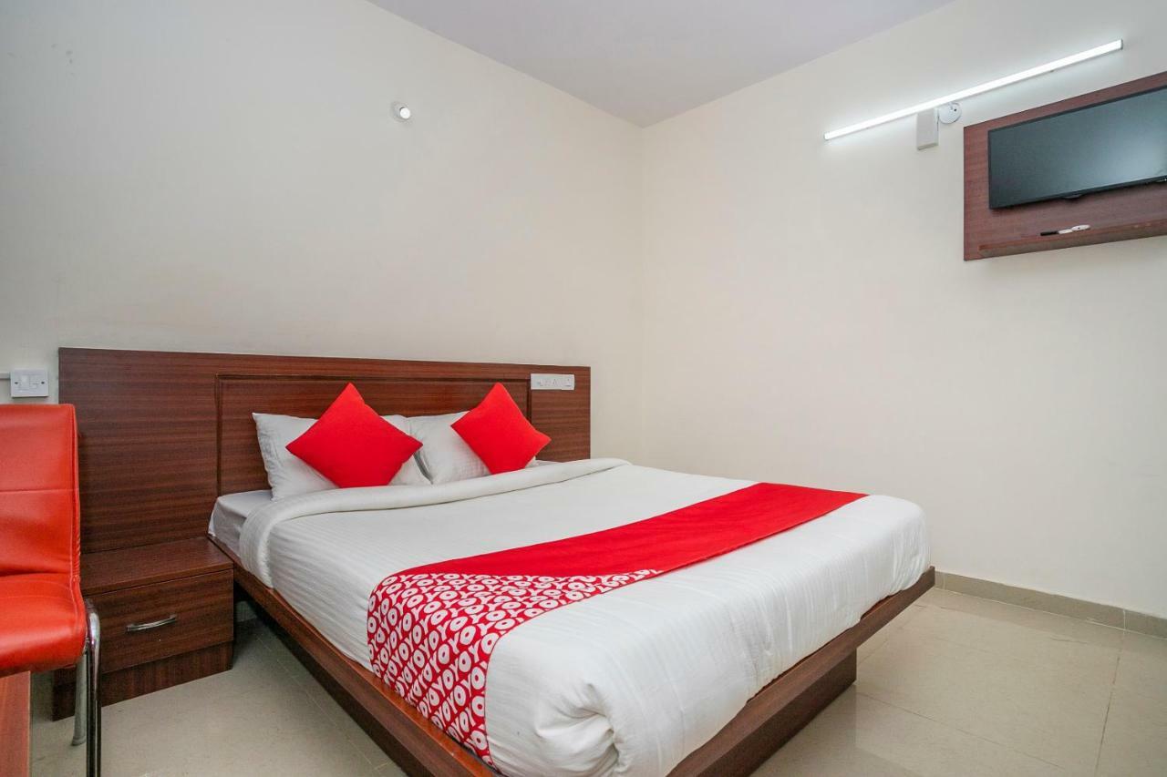 Oyo 22940 Sri Durga Residency Hotel 3*