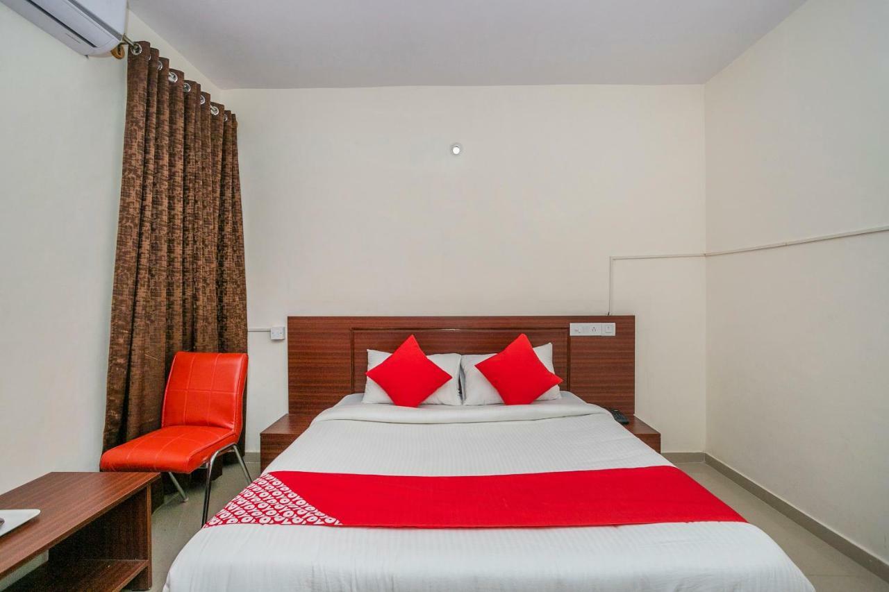 Oyo 22940 Sri Durga Residency 3*