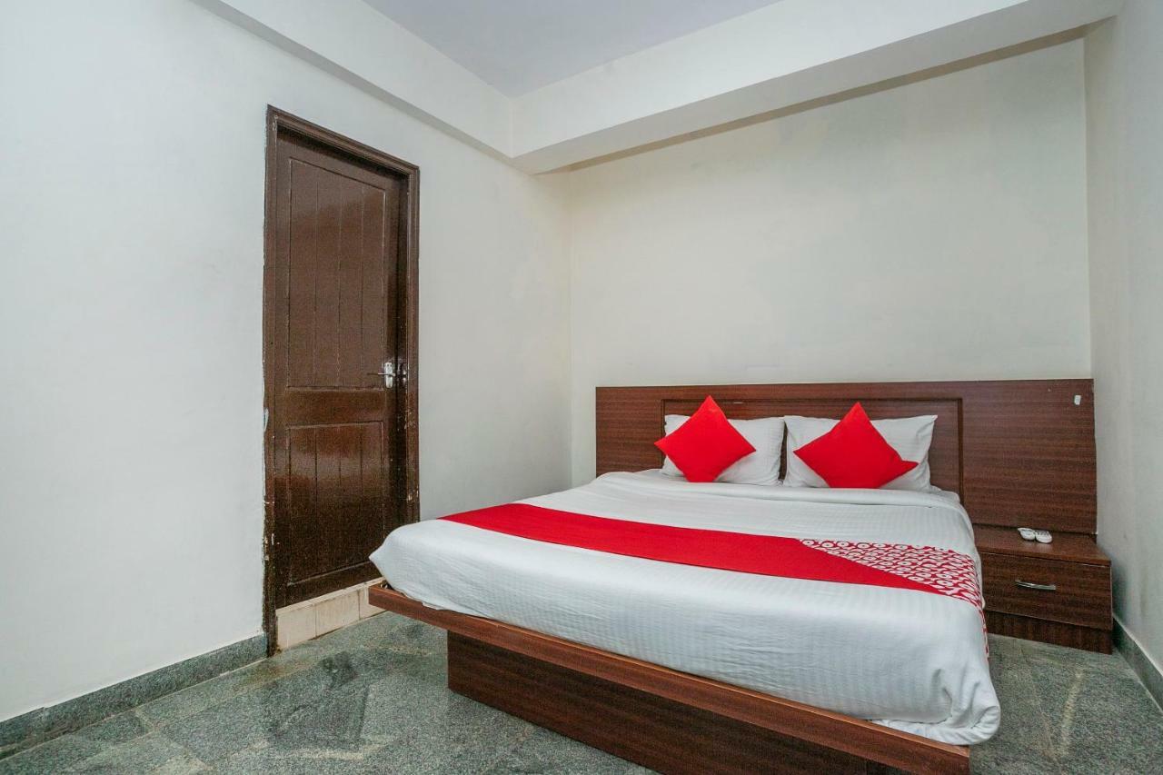 Oyo 22940 Sri Durga Residency Hotel 3*