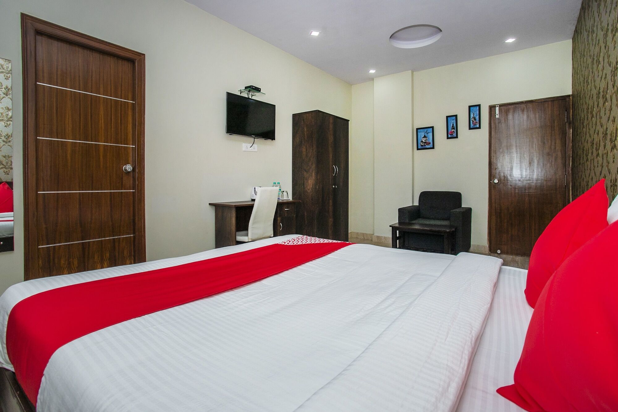 Oyo 26963 Crystal Grandeur Hotel