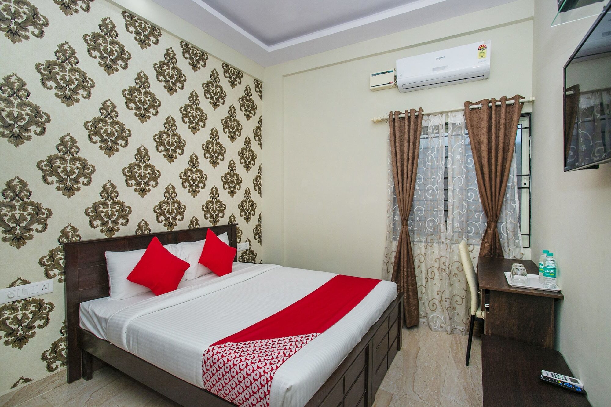 Hotel Oyo 26963 Crystal Grandeur
