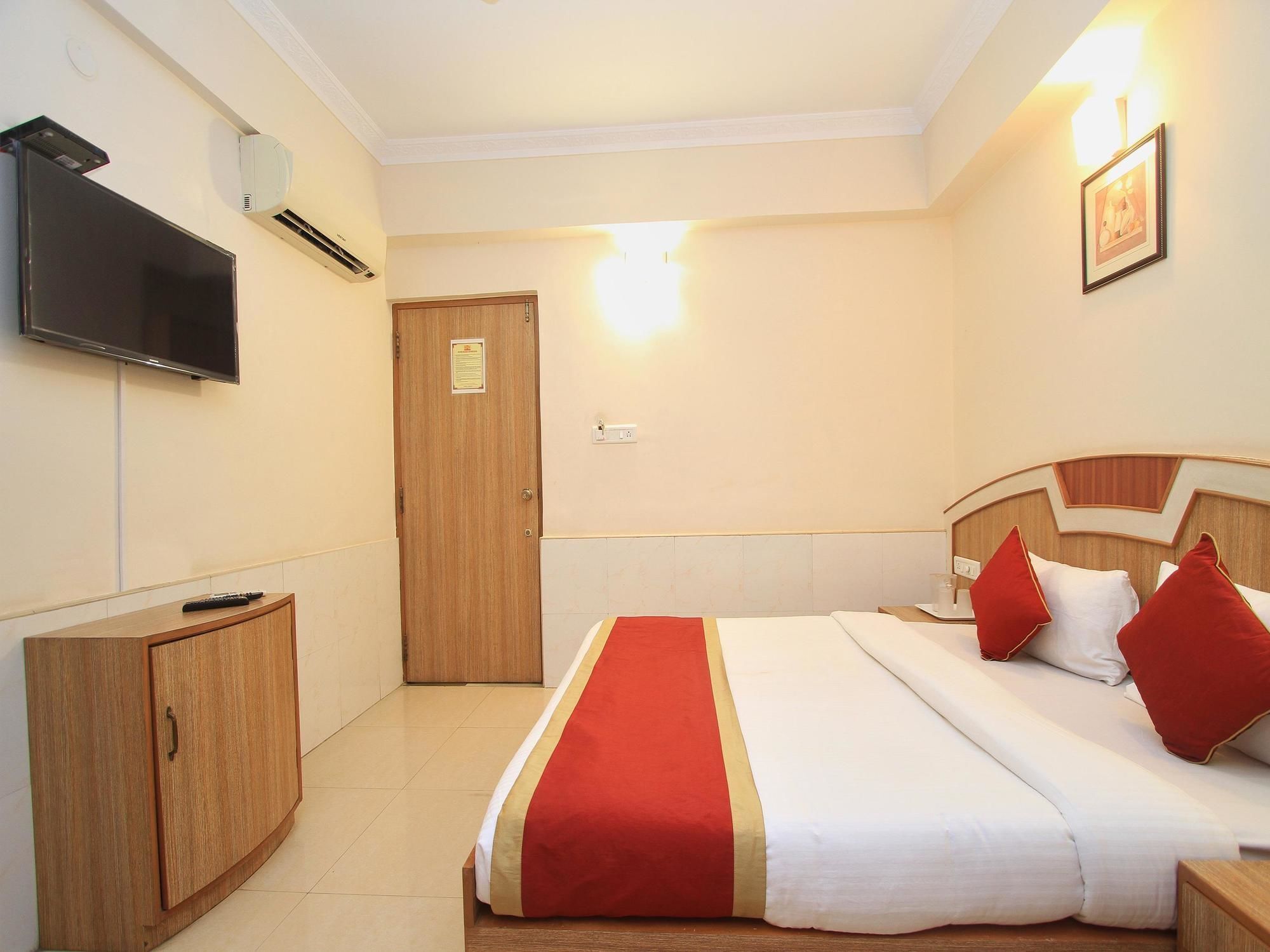 Oyo 9633 Srinidhi Residency 2*