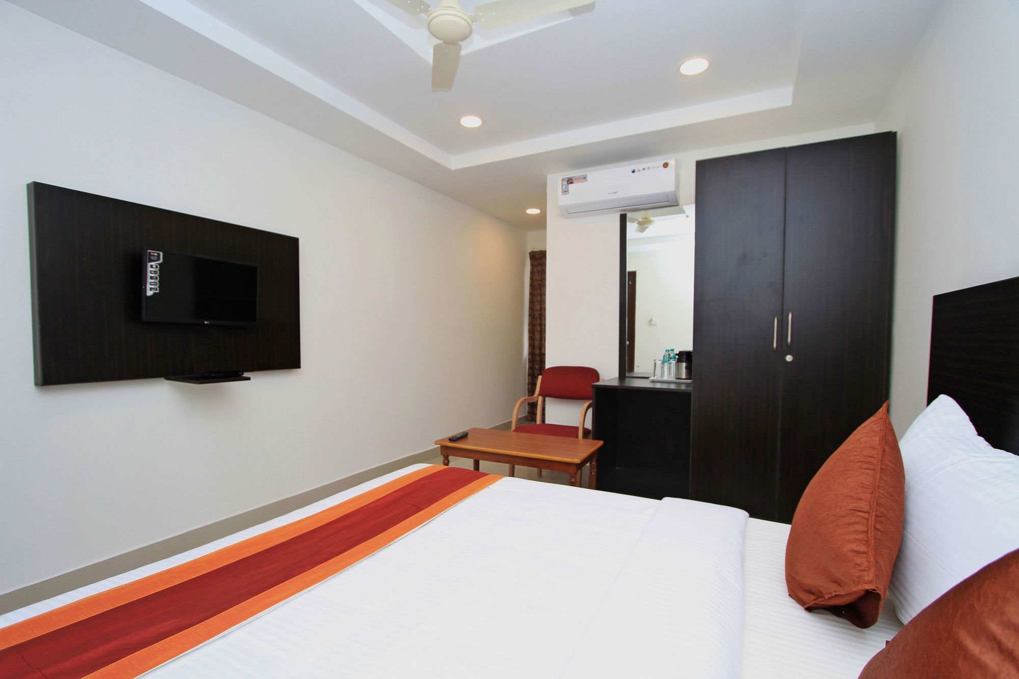 Oyo 4733 Champion Residency Hotel 3*