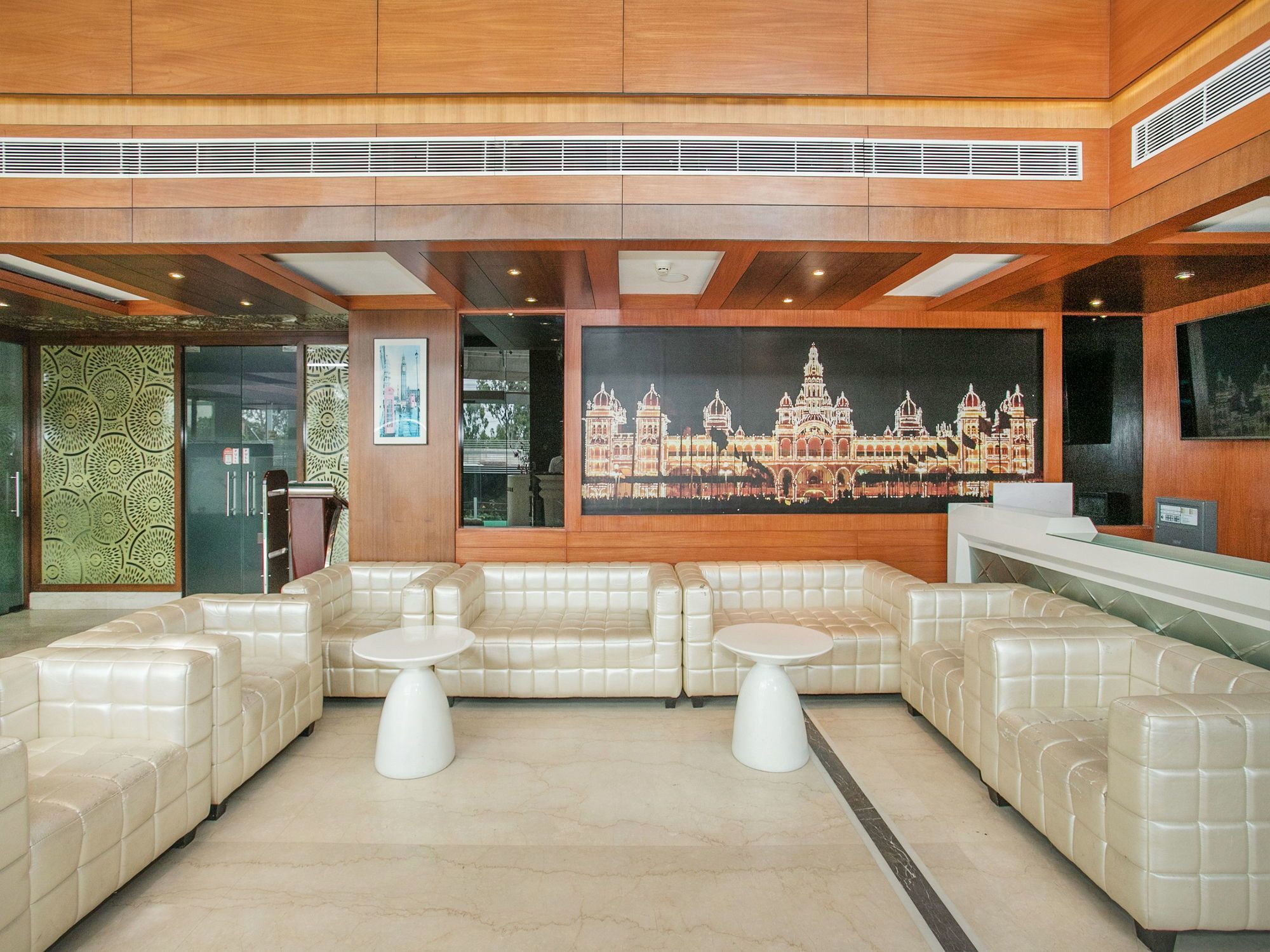 Capital O 15186 Sahar Pavillion Hotel 3*