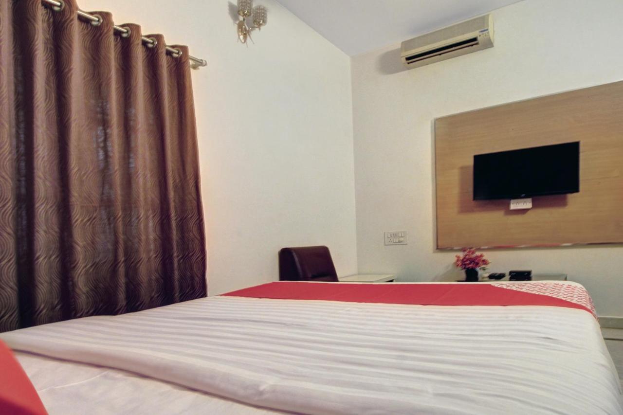 Hotel Oyo 37916 Paradise Business 3*