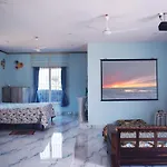 Spacious Studio With Private Garden & Gazebo