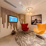 080 Transit Hotel, T2