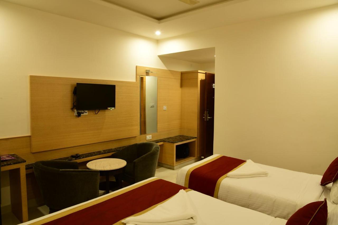 U T Elite Hotel