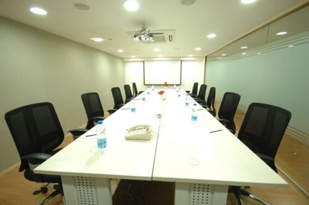Hotel Davanam Sarovar Portico