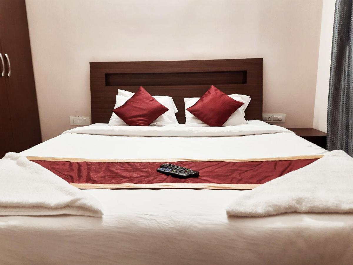 Fabhotel Royal Hotel