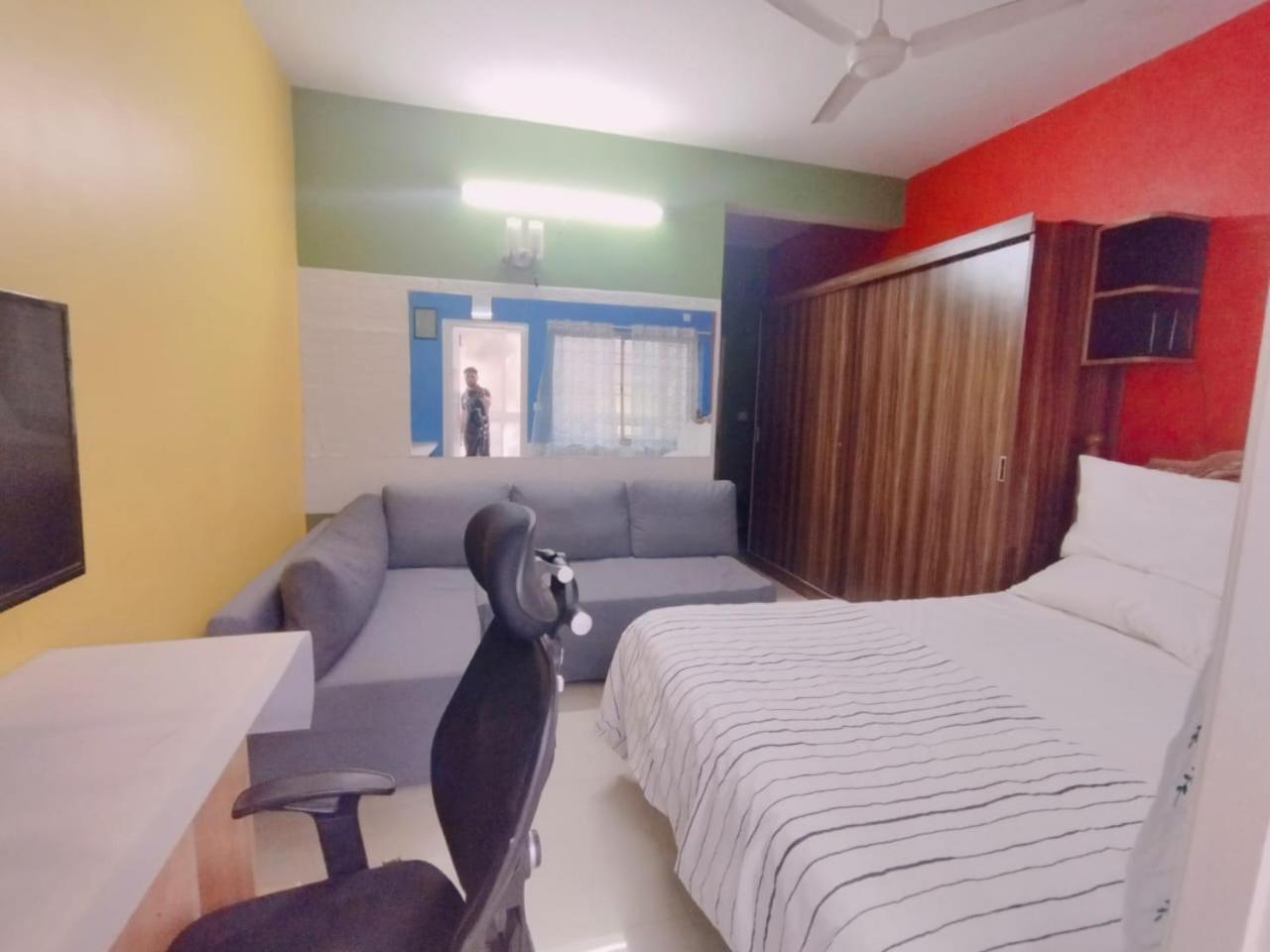 Homestay Amazistay Offers Posh For Two With Private Balcony & Bathroom & Tv, Traveller, With Shared Jacuzzi Paid Access Near Brigade Senate