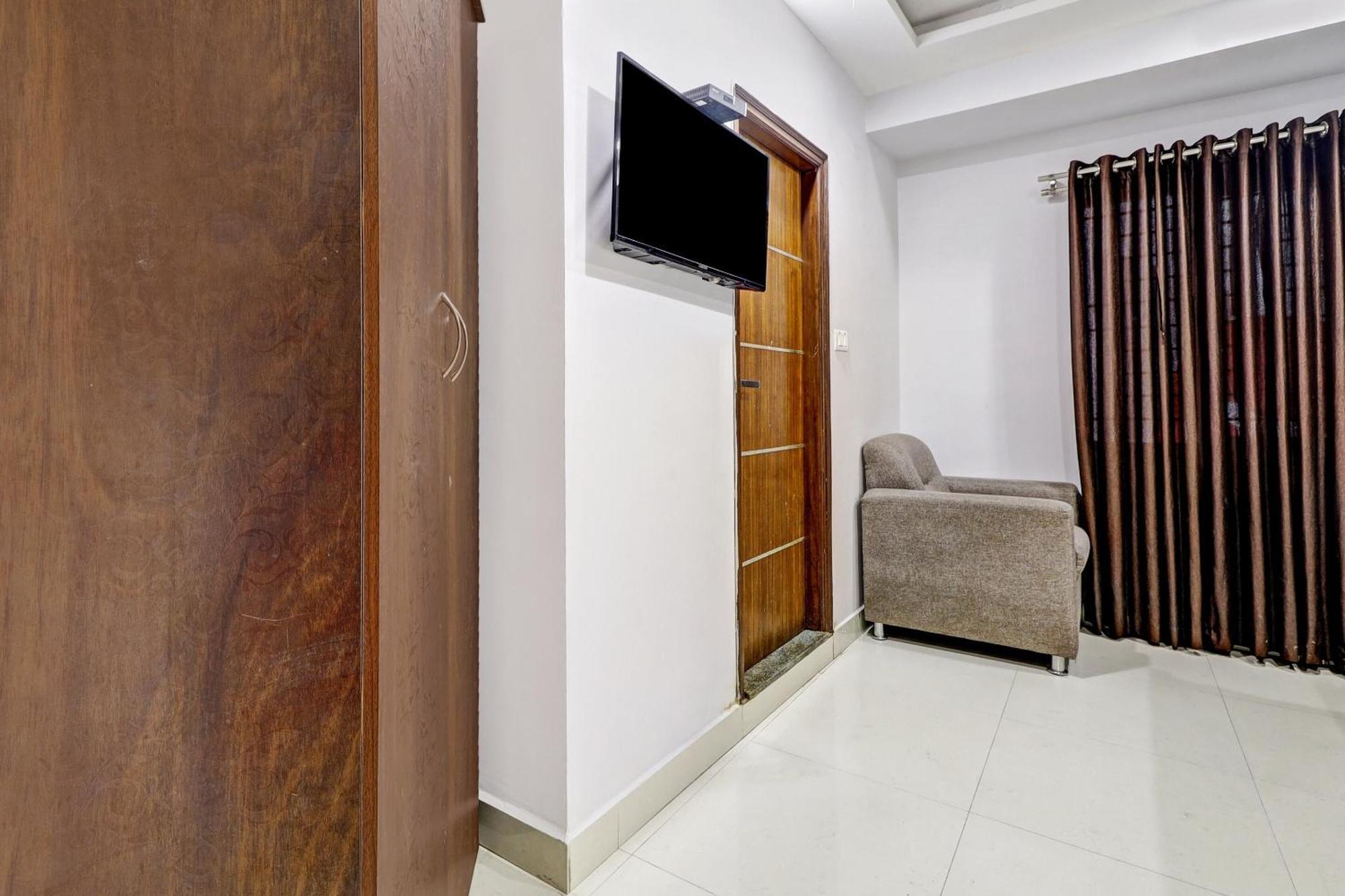 Hotel Oyo Townhouse 82047 Srk Live Castle Near Ragigudda Sri Prasanna Anjaneyaswamy Temple 4*