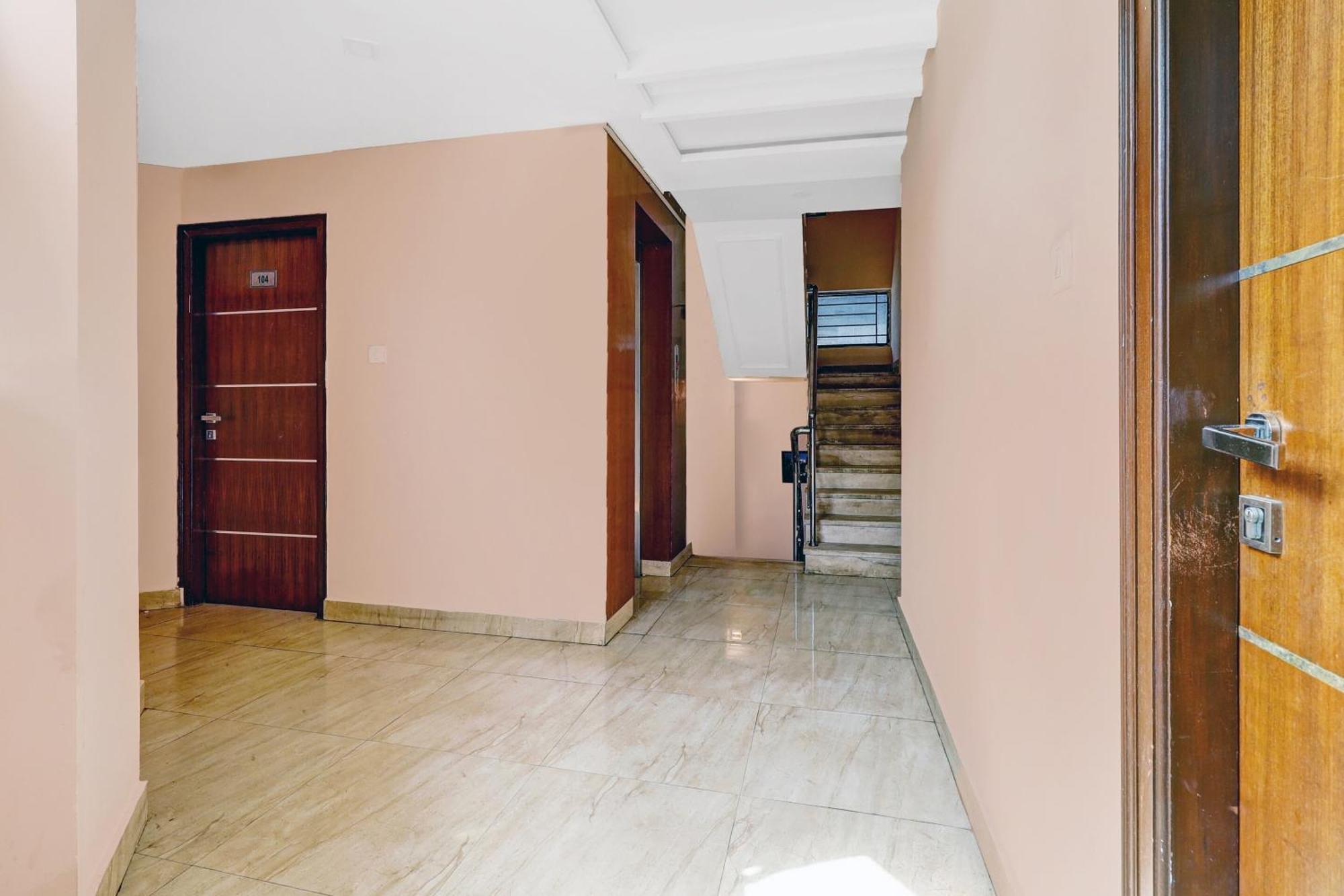 Oyo Townhouse 82047 Srk Live Castle Near Ragigudda Sri Prasanna Anjaneyaswamy Temple Hotel Bangalore