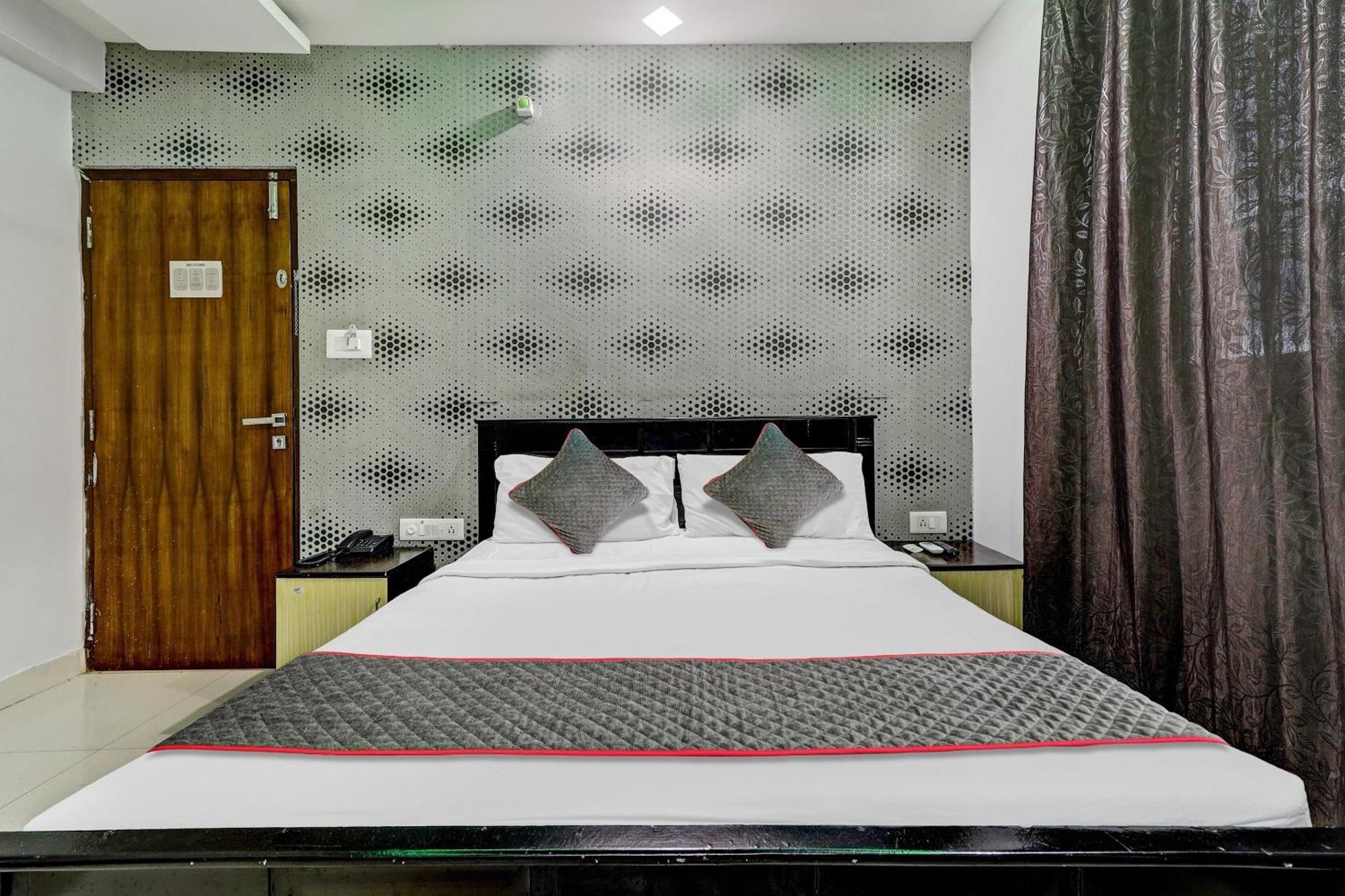 Oyo Townhouse 82047 Srk Live Castle Near Ragigudda Sri Prasanna Anjaneyaswamy Temple Hotel Bangalore