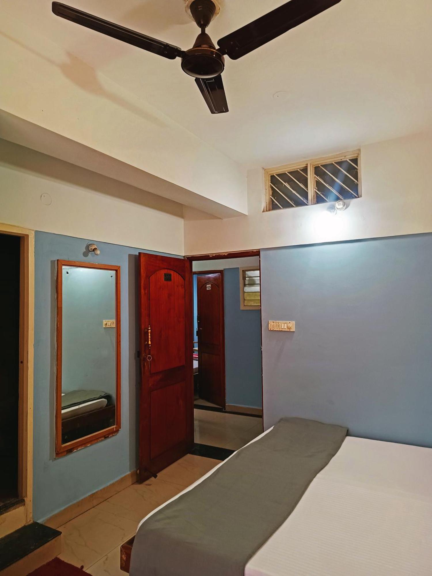 Kashyap Basaveshwara Nagar Hotel *