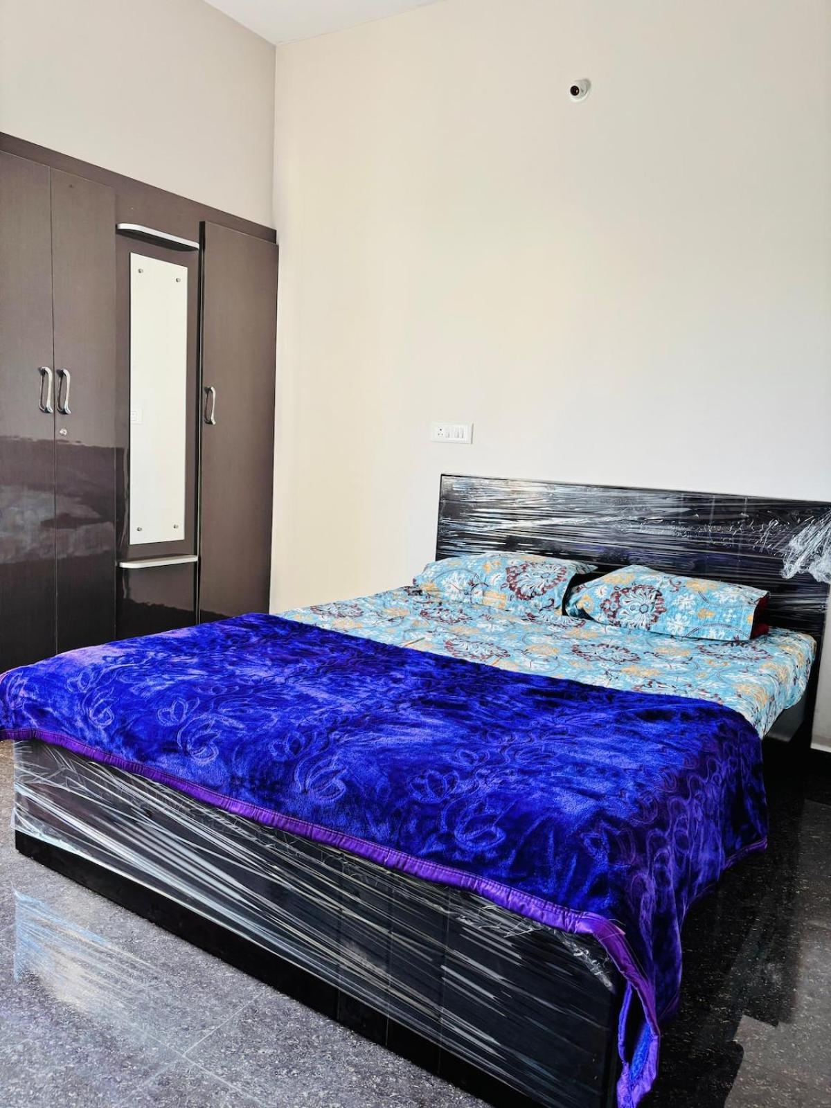 Apartment 1 Bhk Next To The Beautiful Park - 202 *
