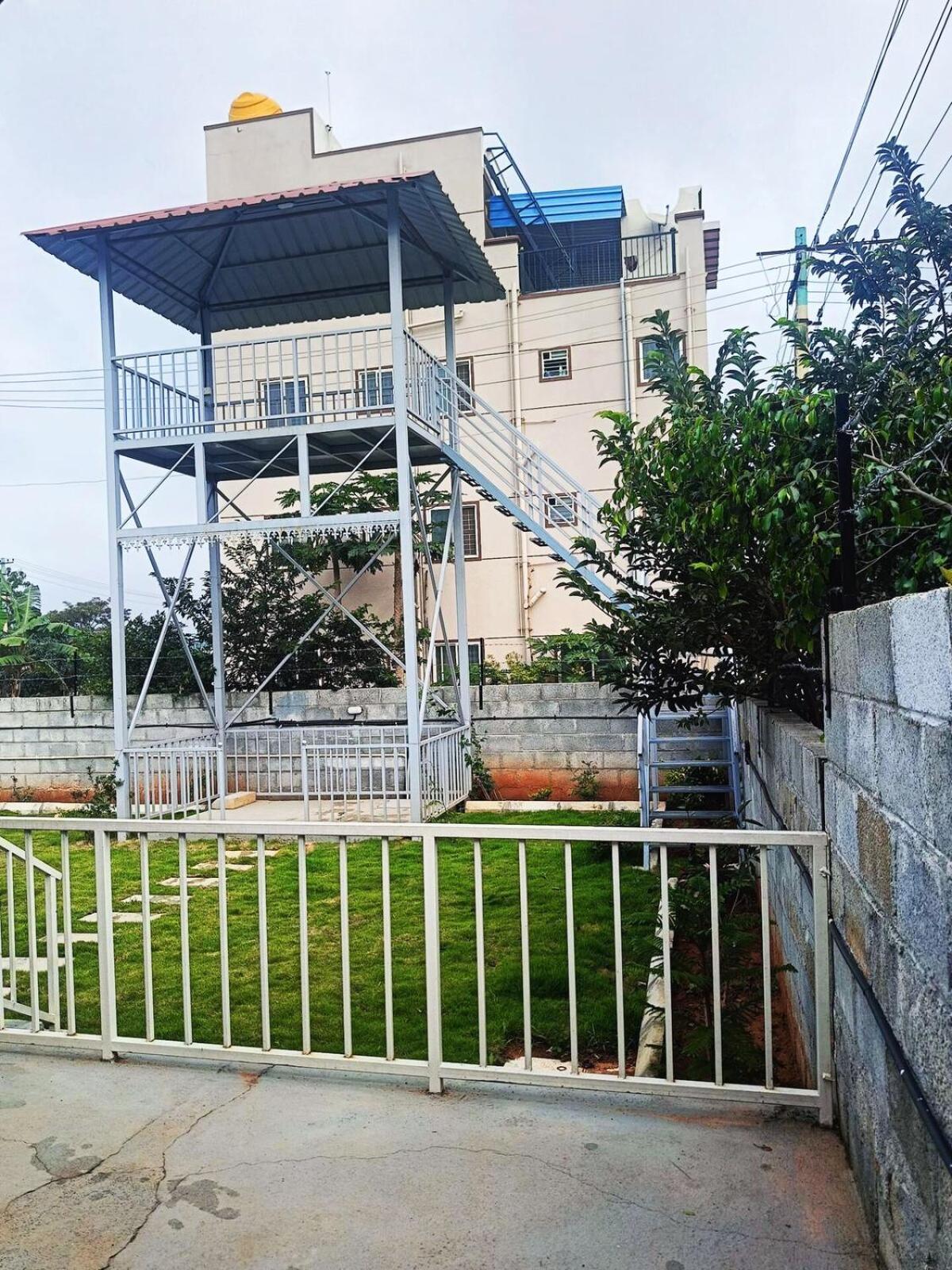 Spacious With Private Garden & Gazebo Holiday home Bangalore