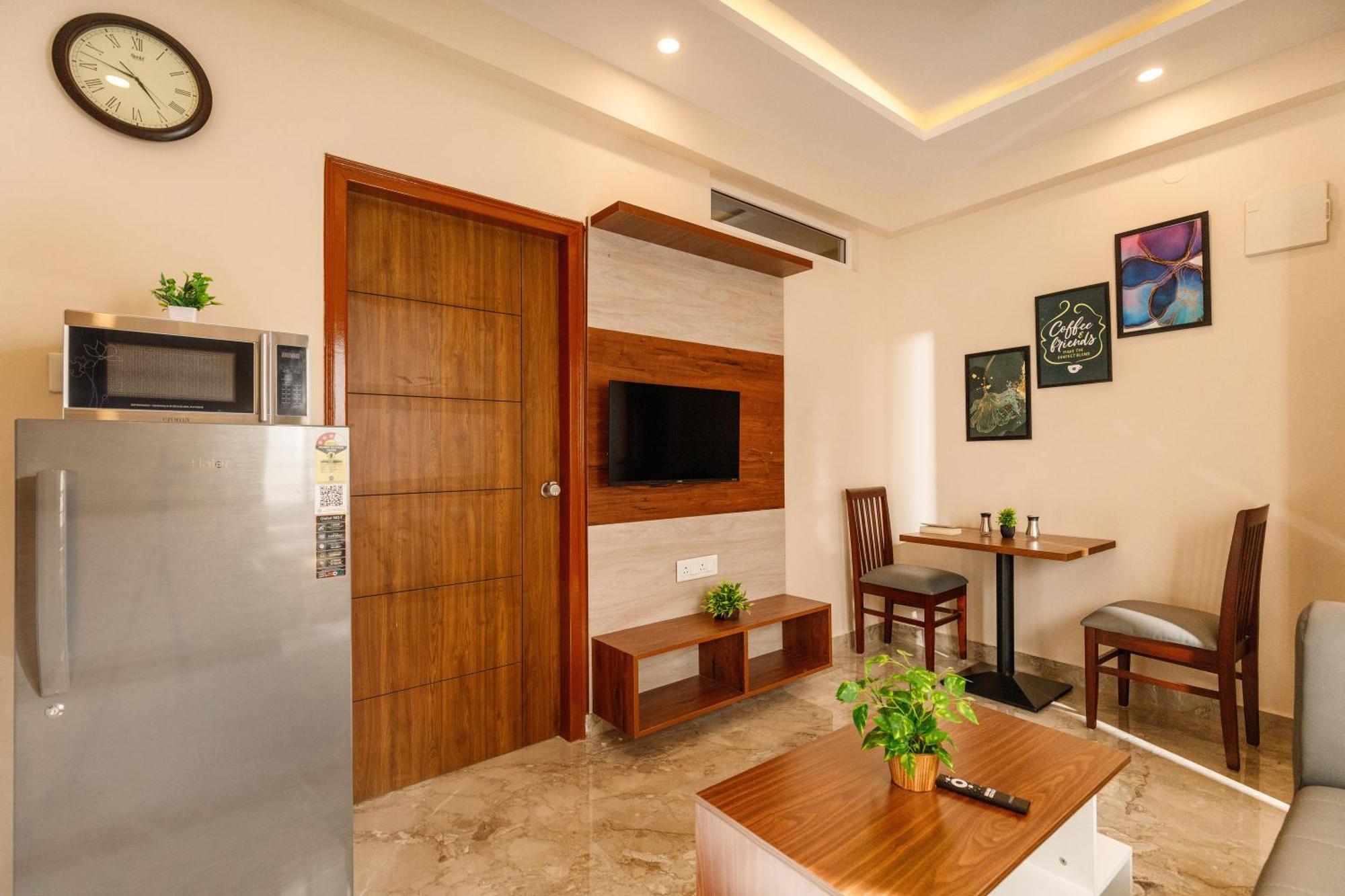 Obs 1bhk With Balcony Koramangala Apartment *