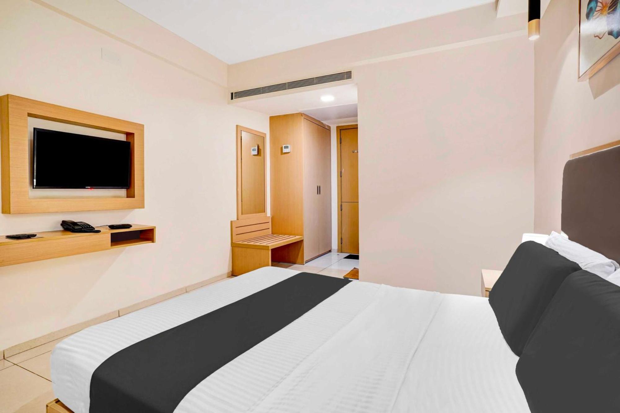 Hotel O Metro Park Opposite Kalasipalya Bus Stand Bangalore