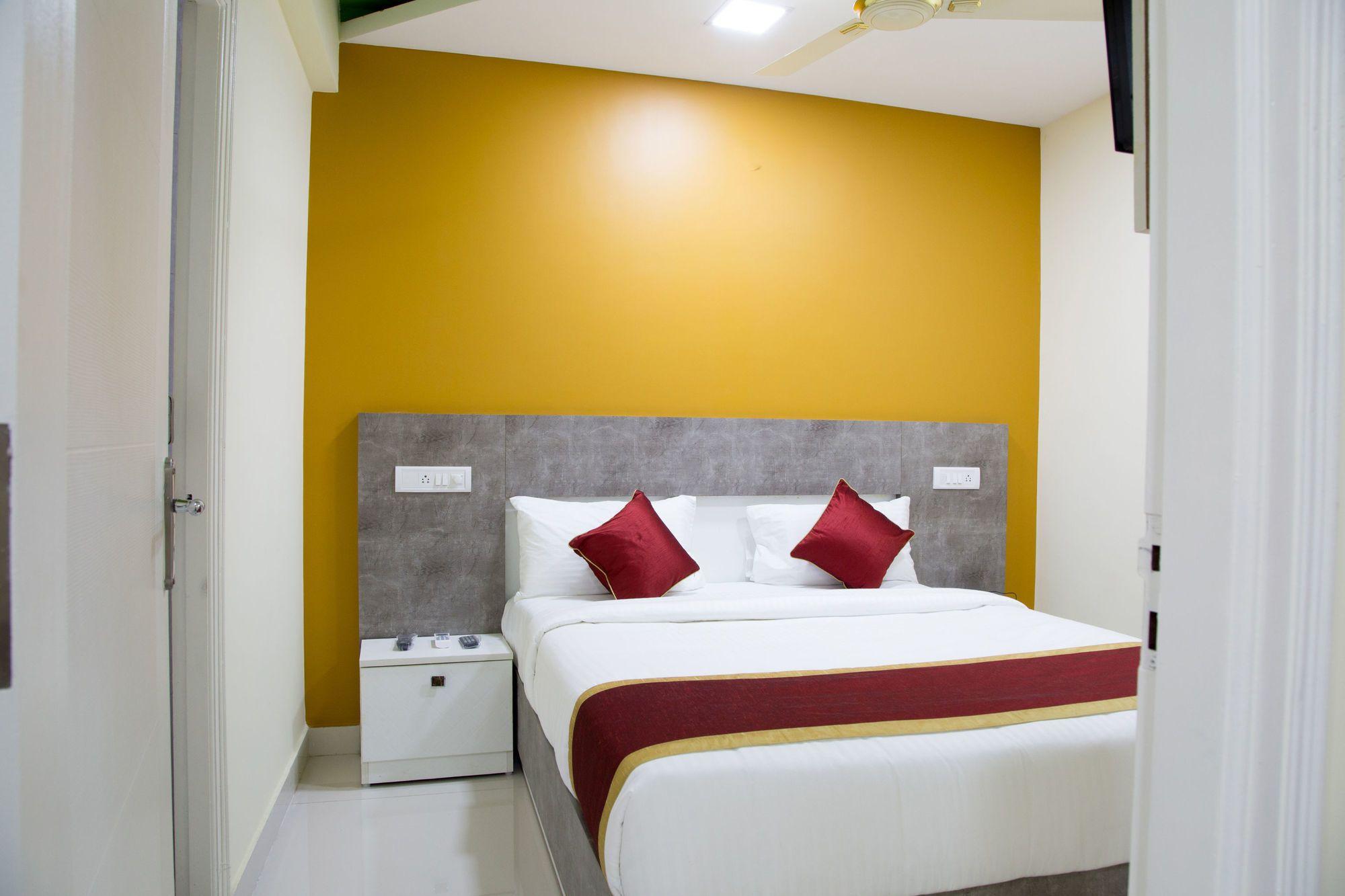 Hotel Oyo 9438 Near Forum Mall